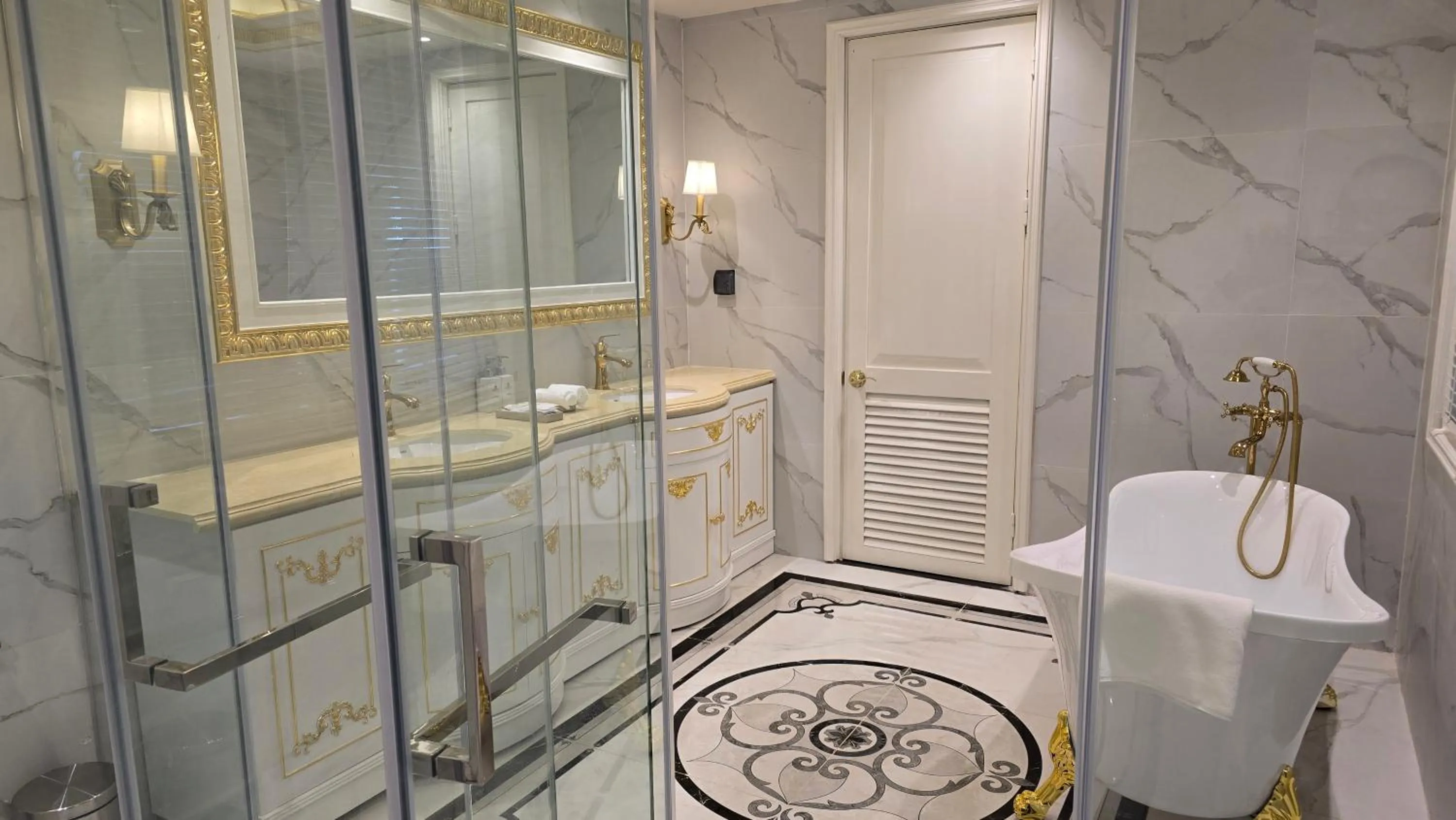 Bathroom in Champa Palace Hotel