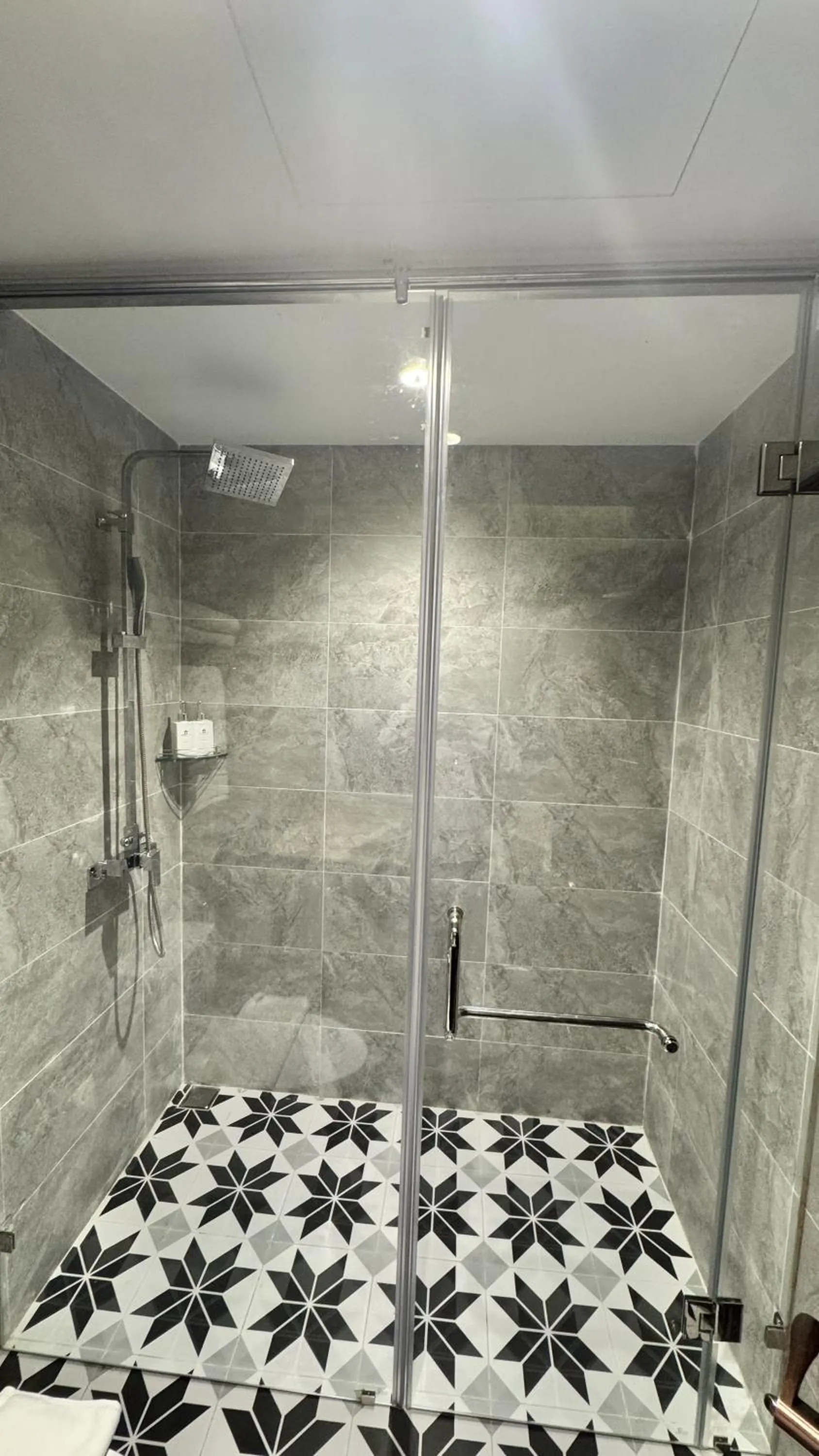 Shower in Champa Palace Hotel