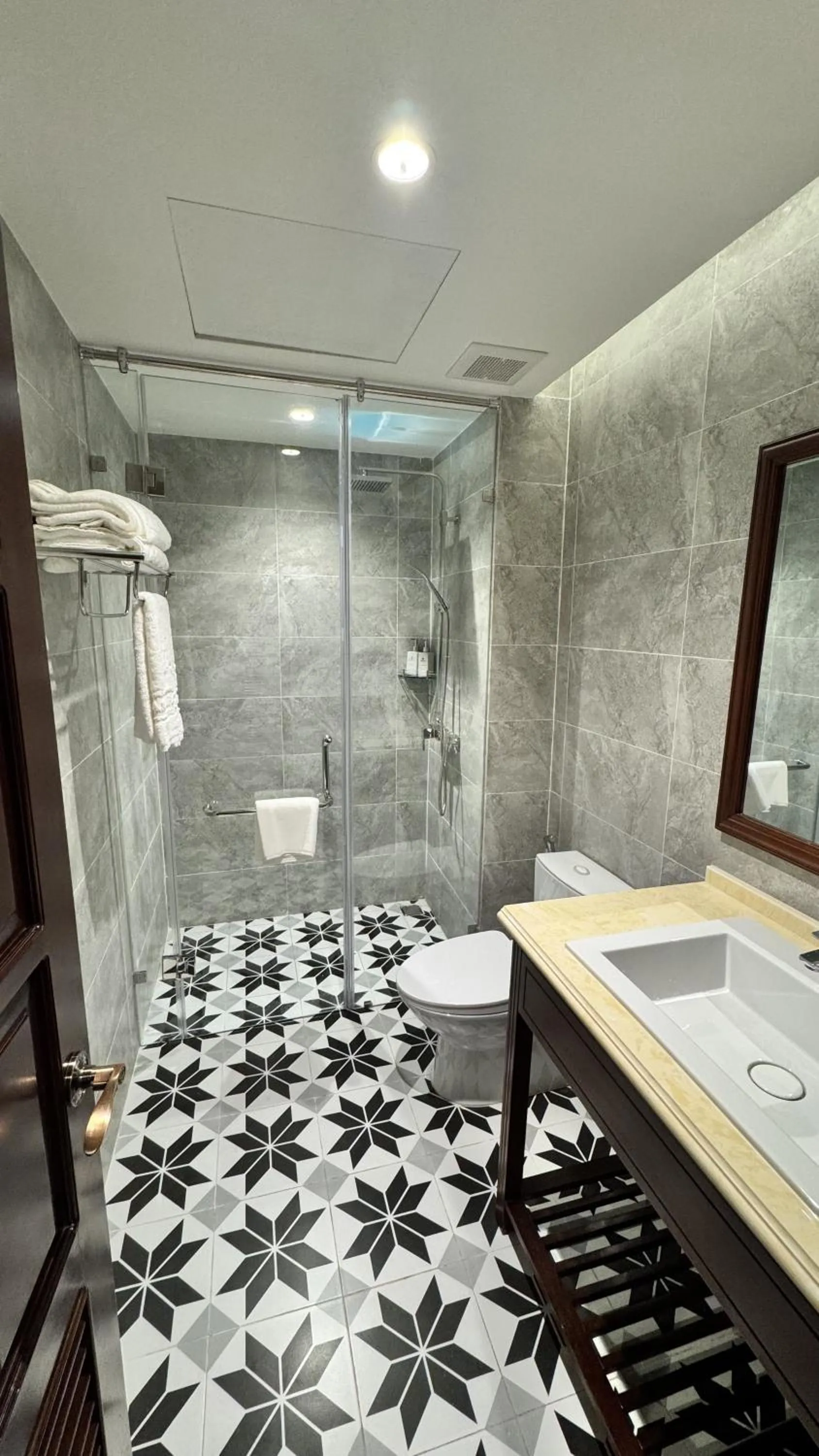 Bathroom in Champa Palace Hotel