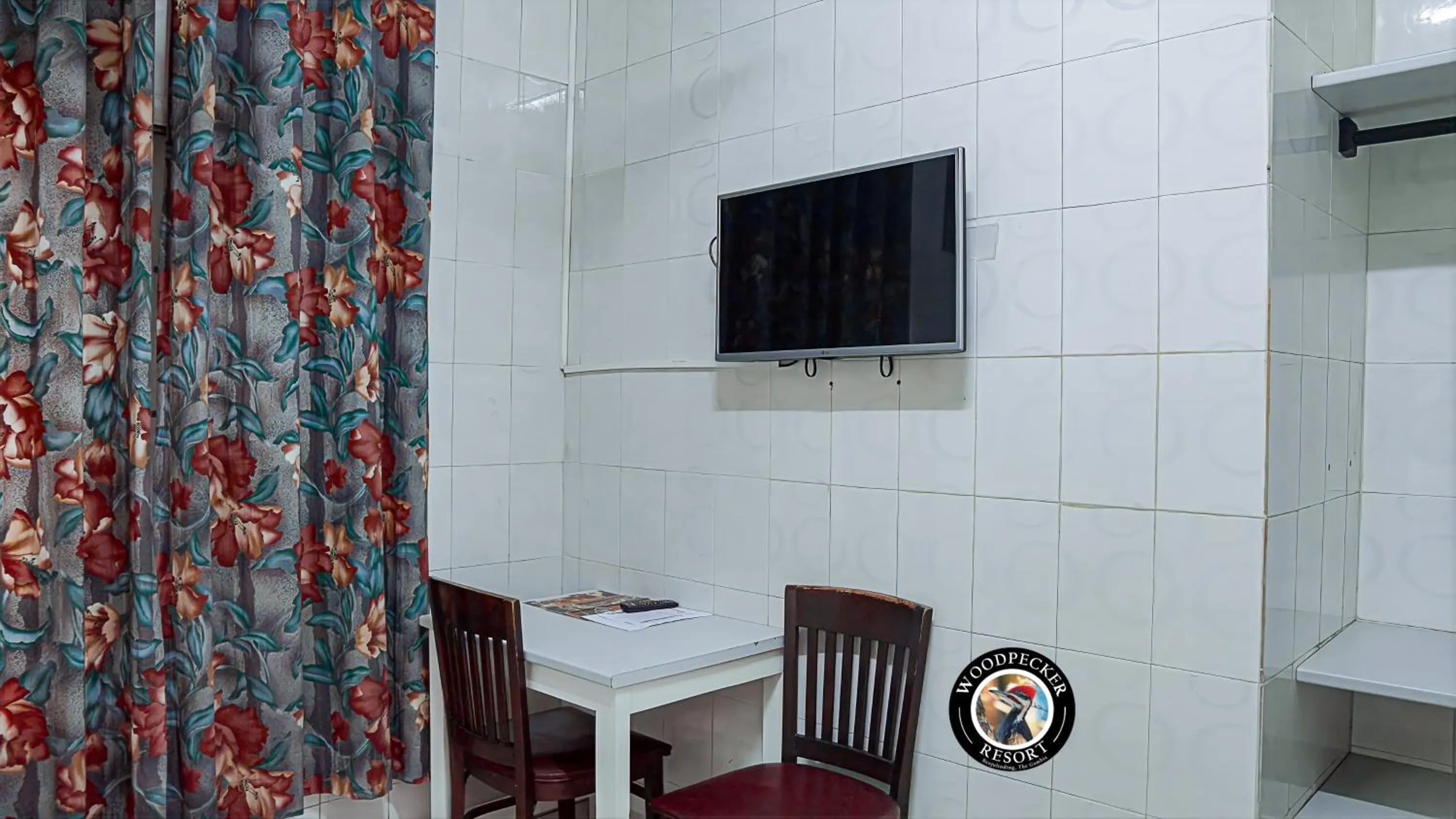 TV and multimedia in Woodpecker Resort Hotel