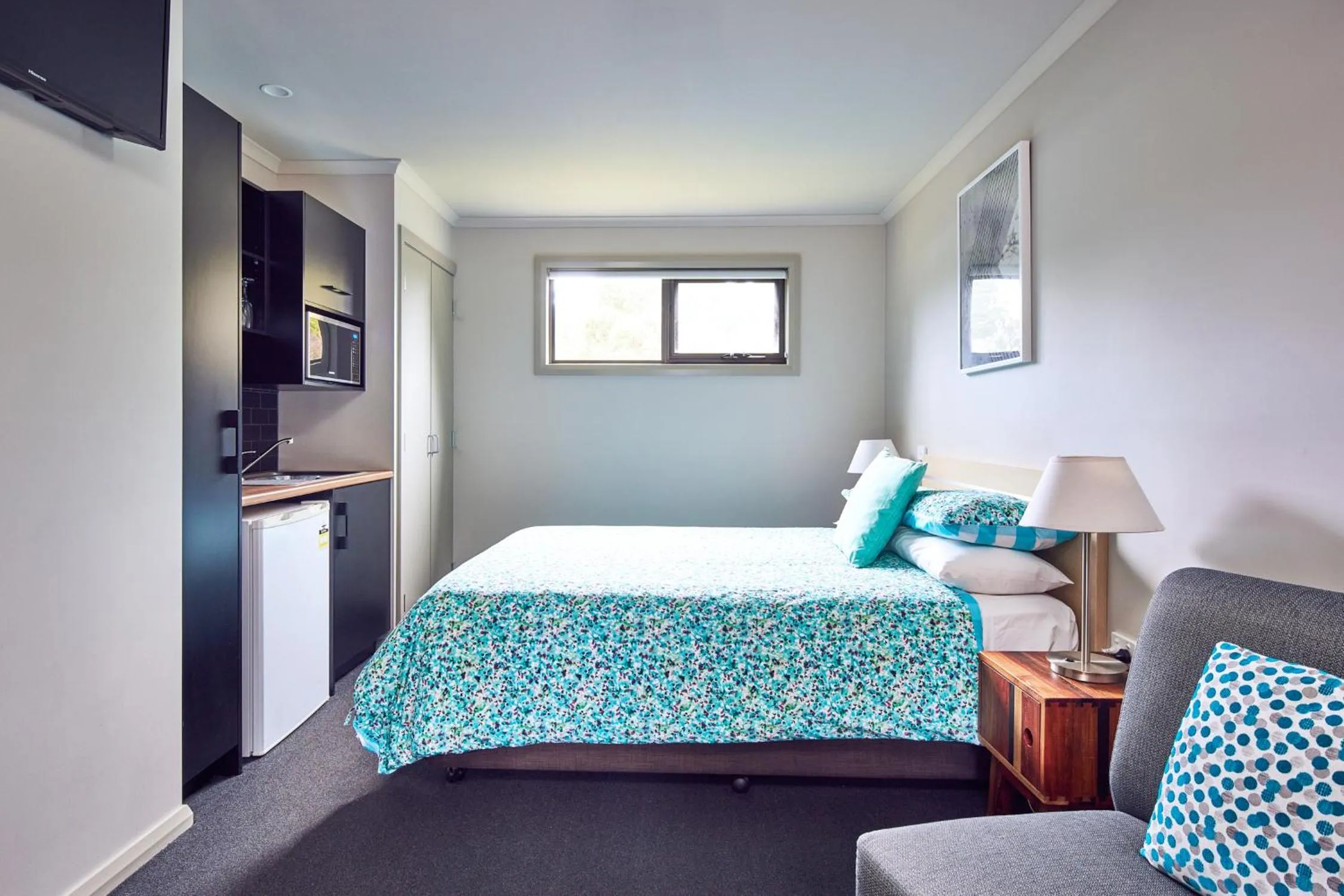 Kitchen or kitchenette, Bed in NRMA Port Arthur Holiday Park