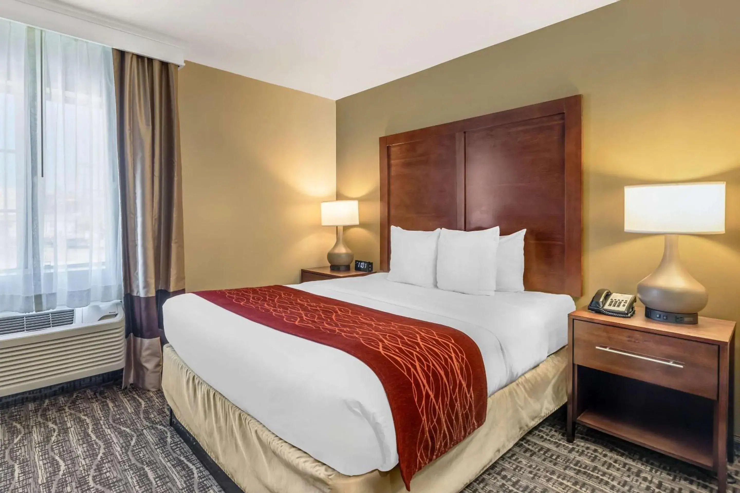 Bedroom, Bed in Comfort Inn Monterey Park - Los Angeles Bedroom, Bed in Comfort Inn Monterey Park - Los Angeles