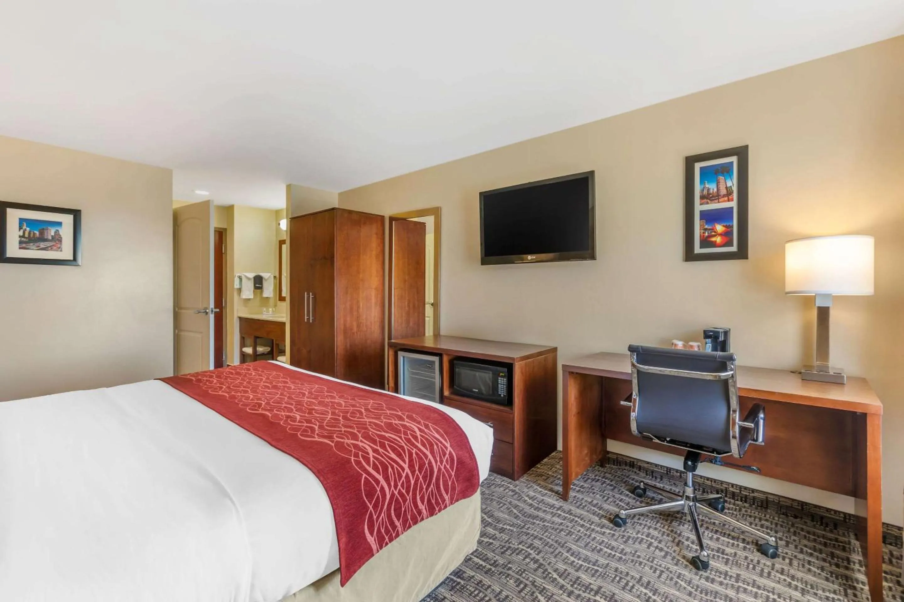 Bedroom, Bed in Comfort Inn Monterey Park - Los Angeles