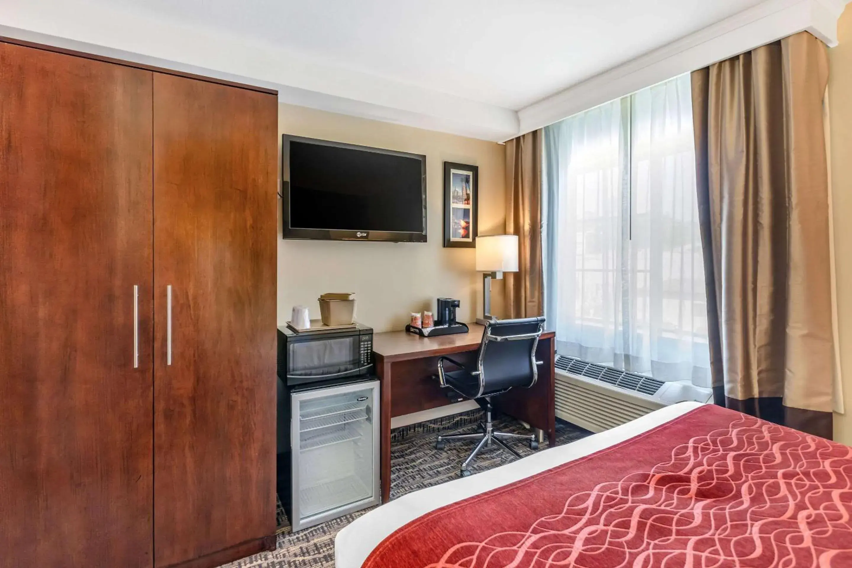 Bedroom, Bed in Comfort Inn Monterey Park - Los Angeles Bedroom, Bed in Comfort Inn Monterey Park - Los Angeles