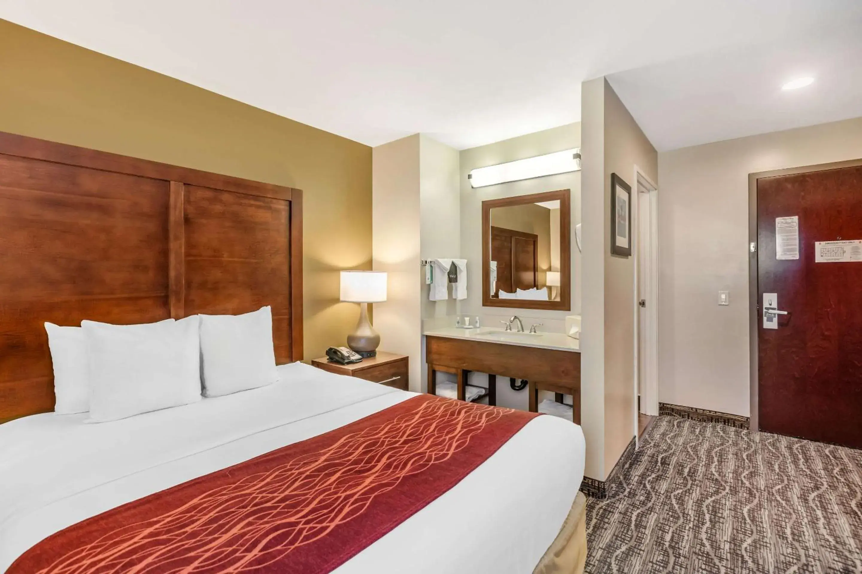 Bedroom, Bed in Comfort Inn Monterey Park - Los Angeles Bedroom, Bed in Comfort Inn Monterey Park - Los Angeles