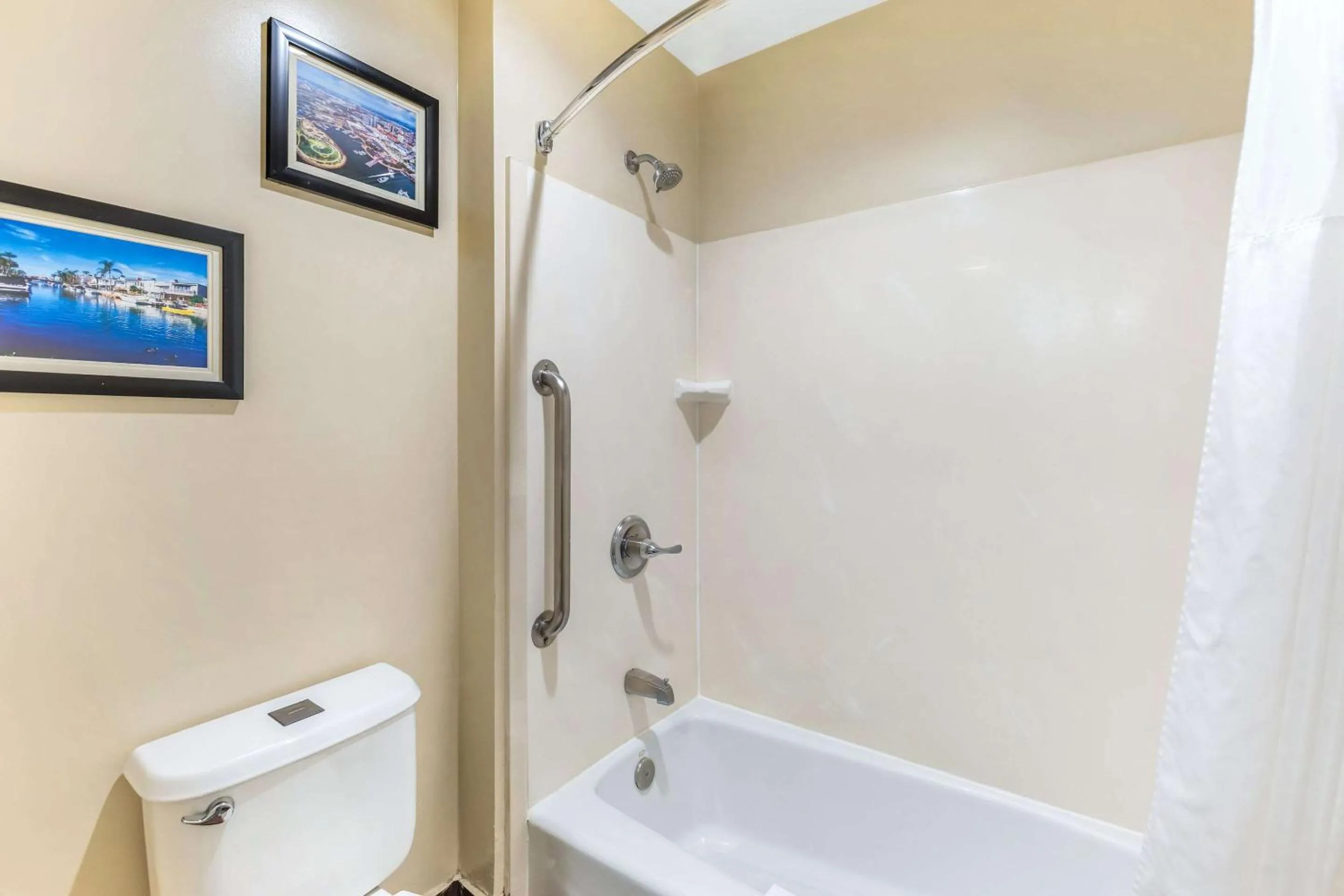 Bedroom in Comfort Inn Monterey Park - Los Angeles