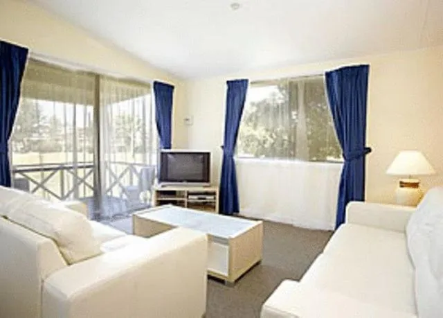 Living room, Bed in Big4 Sydney Lakeside Holiday Park