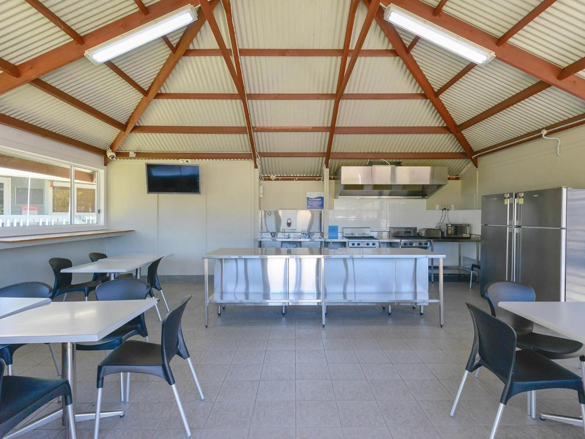 Kitchen or kitchenette in Big4 Sydney Lakeside Holiday Park