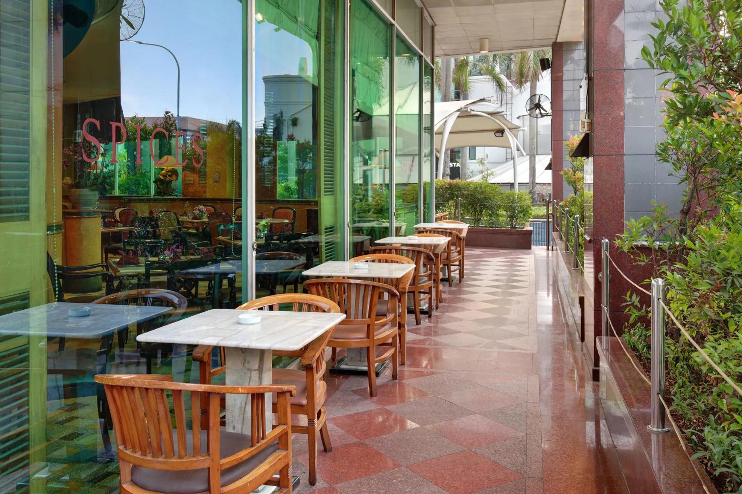 Restaurant/places to eat in Lumire Hotel & Convention Centre