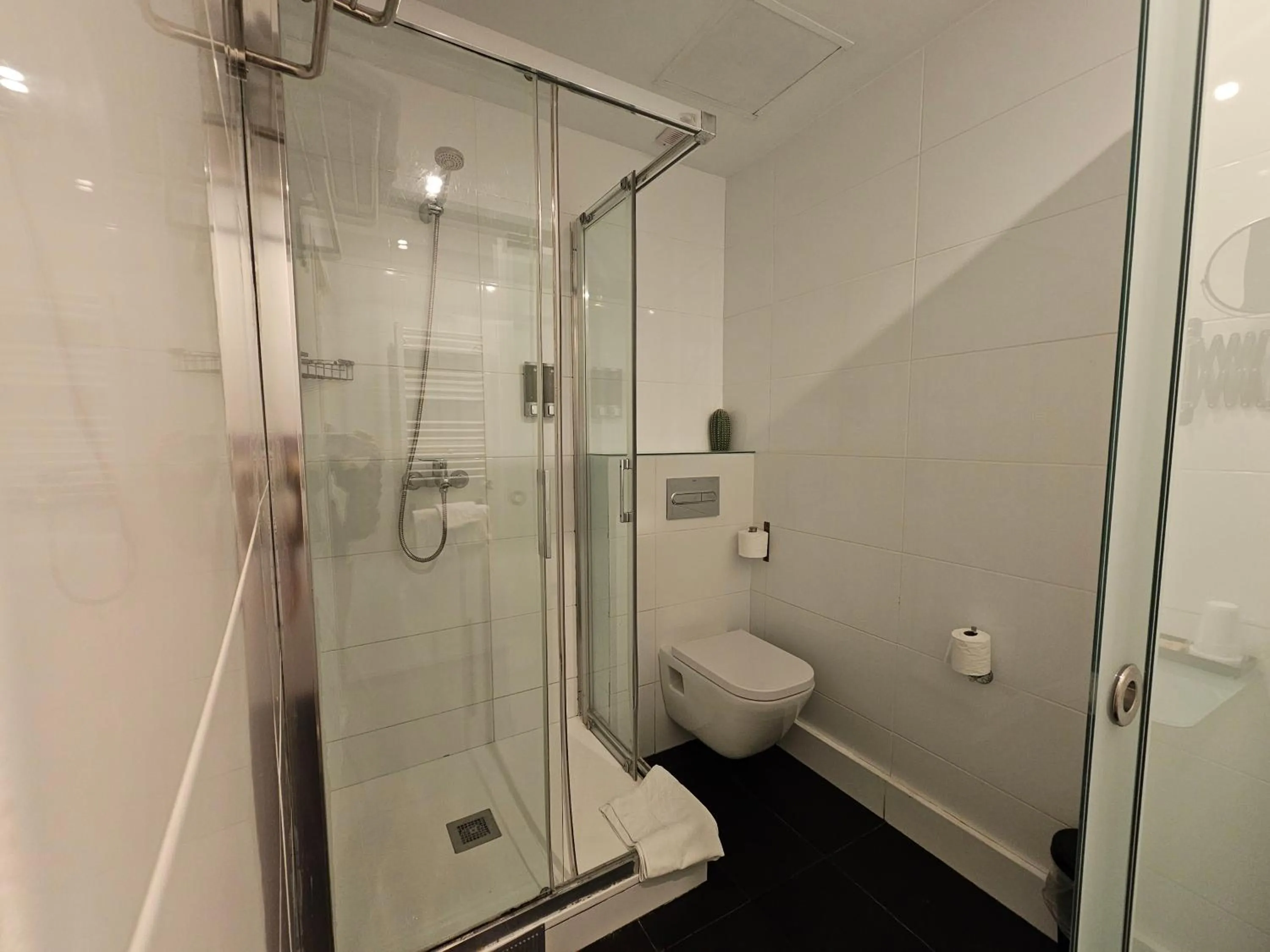 Shower in Hotel Palermo