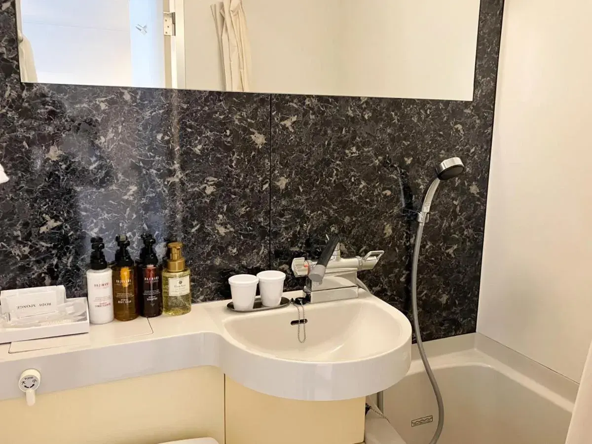 Double Room with Small Double Bed - single occupancy - Smoking in HOTEL LiVEMAX BUDGET Hiratsuka Ekimae Double Room with Small Double Bed - single occupancy - Smoking in HOTEL LiVEMAX BUDGET Hiratsuka Ekimae