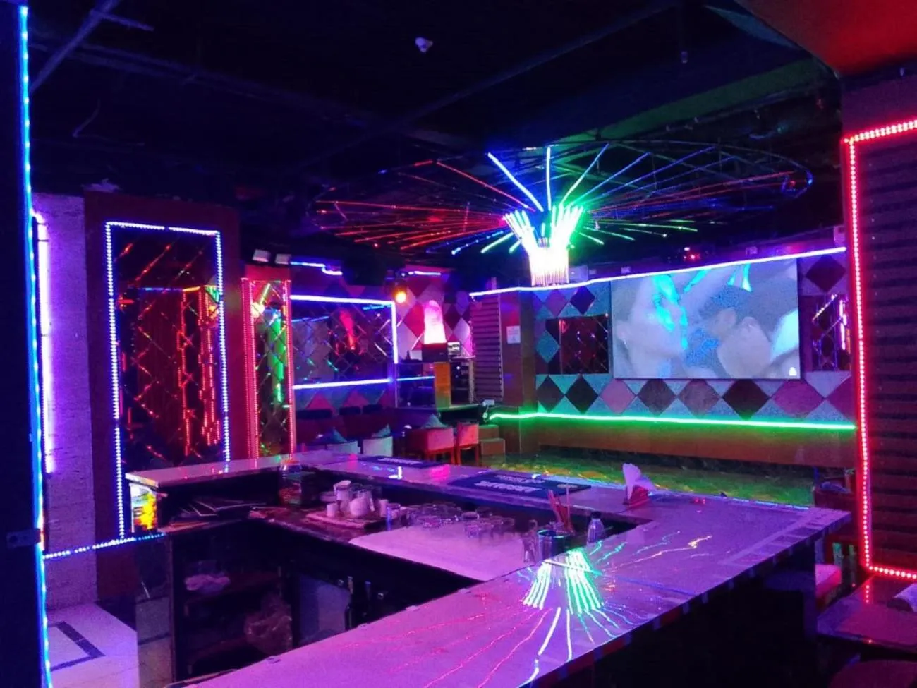 Restaurant/places to eat in SkyCity Hotel Gurgaon