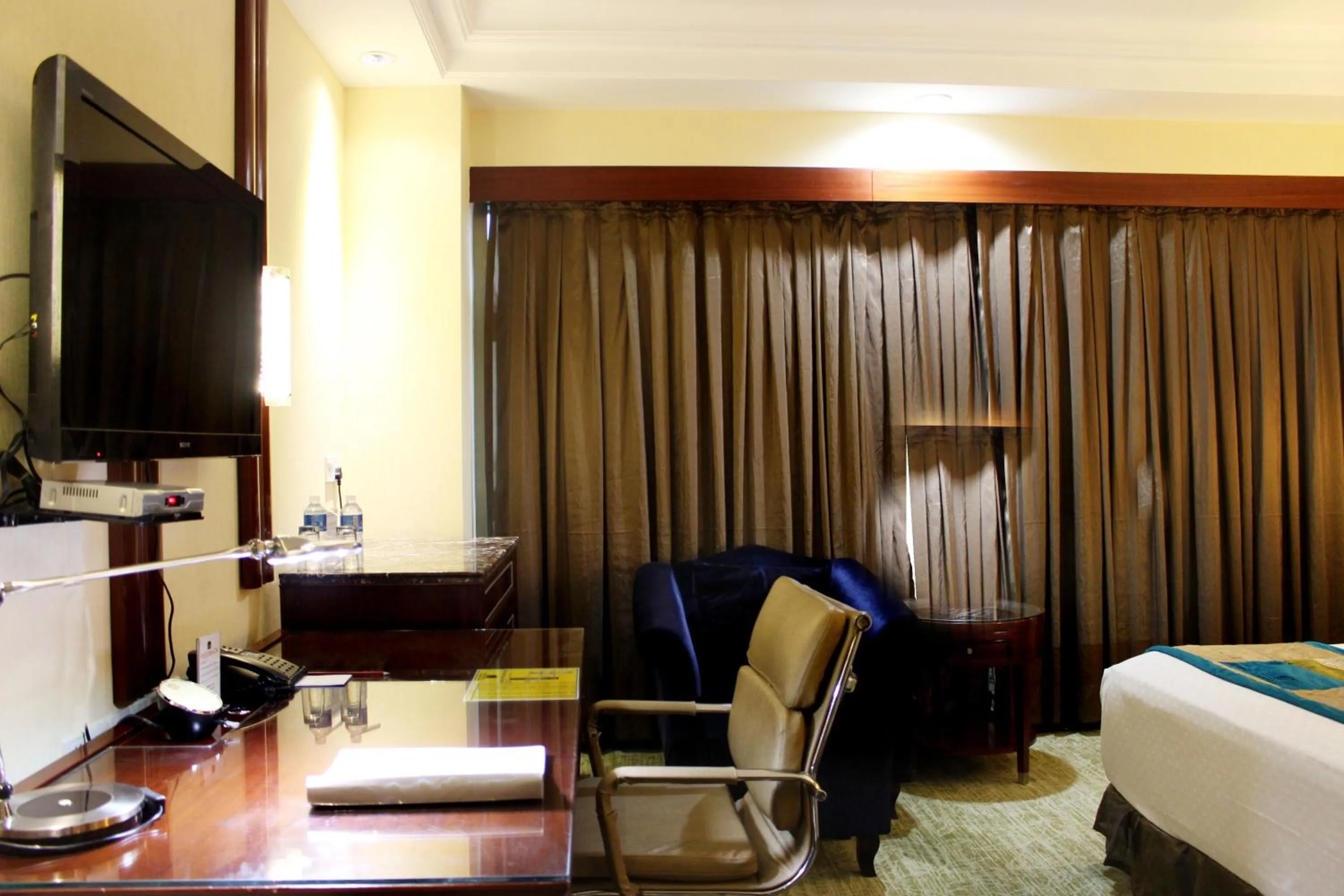 Bedroom, Bed in SkyCity Hotel Gurgaon