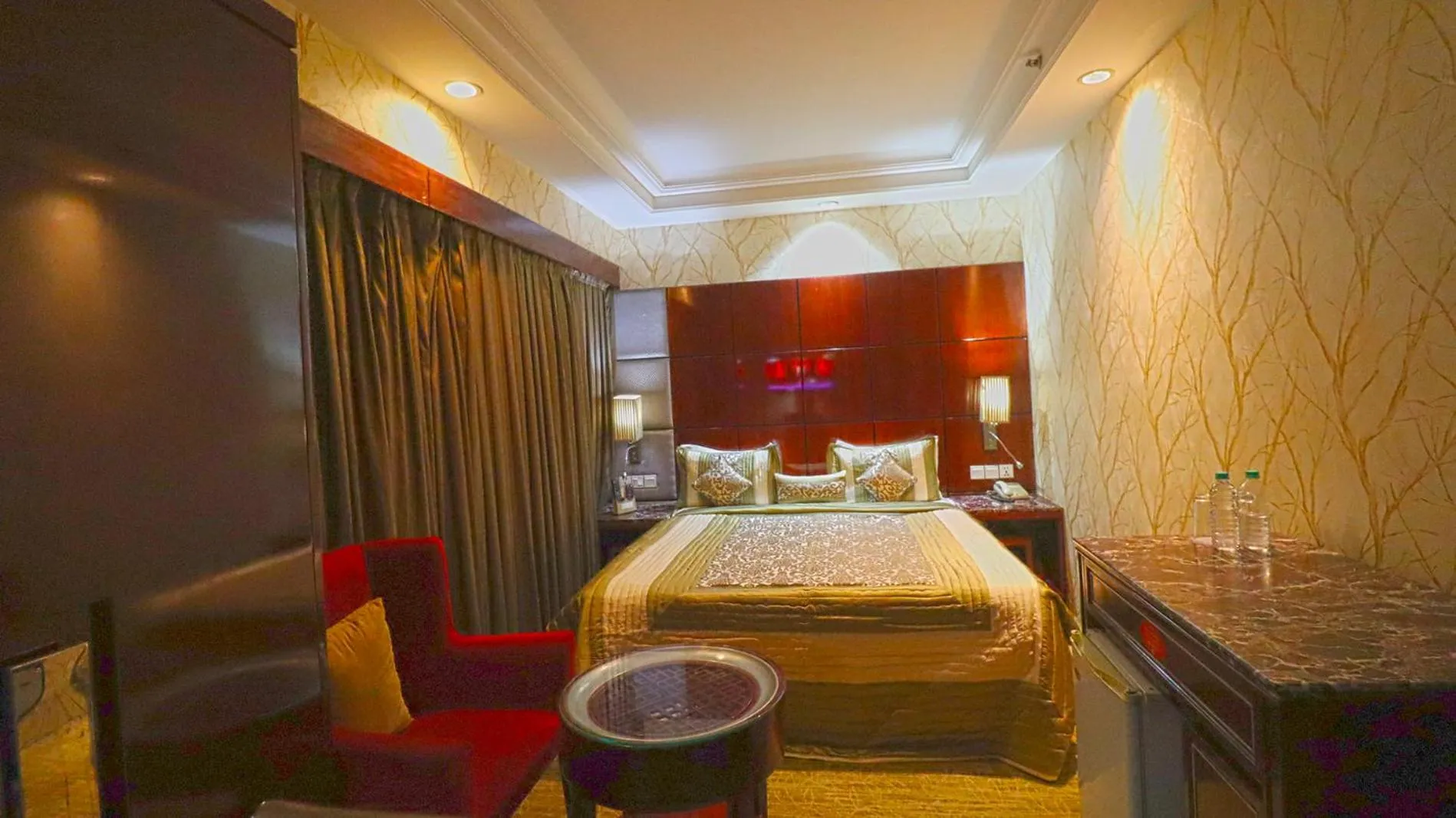 Bed in SkyCity Hotel Gurgaon