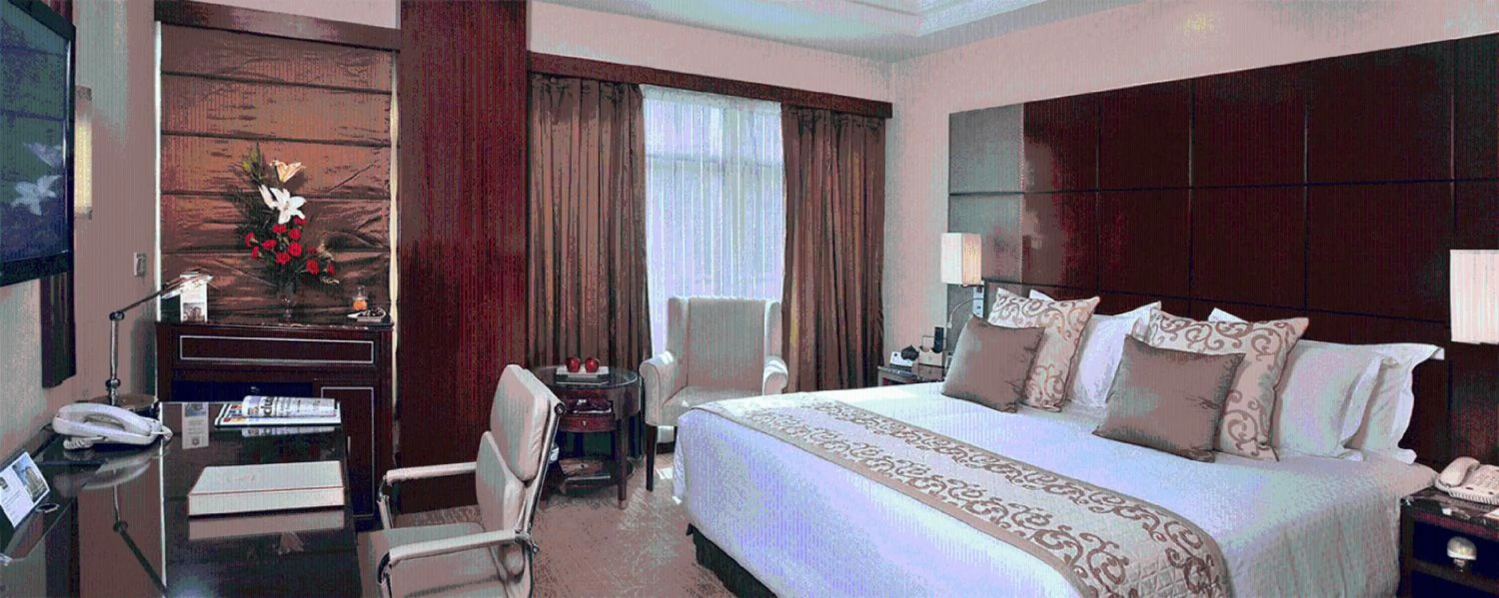 Bedroom, Bed in SkyCity Hotel Gurgaon
