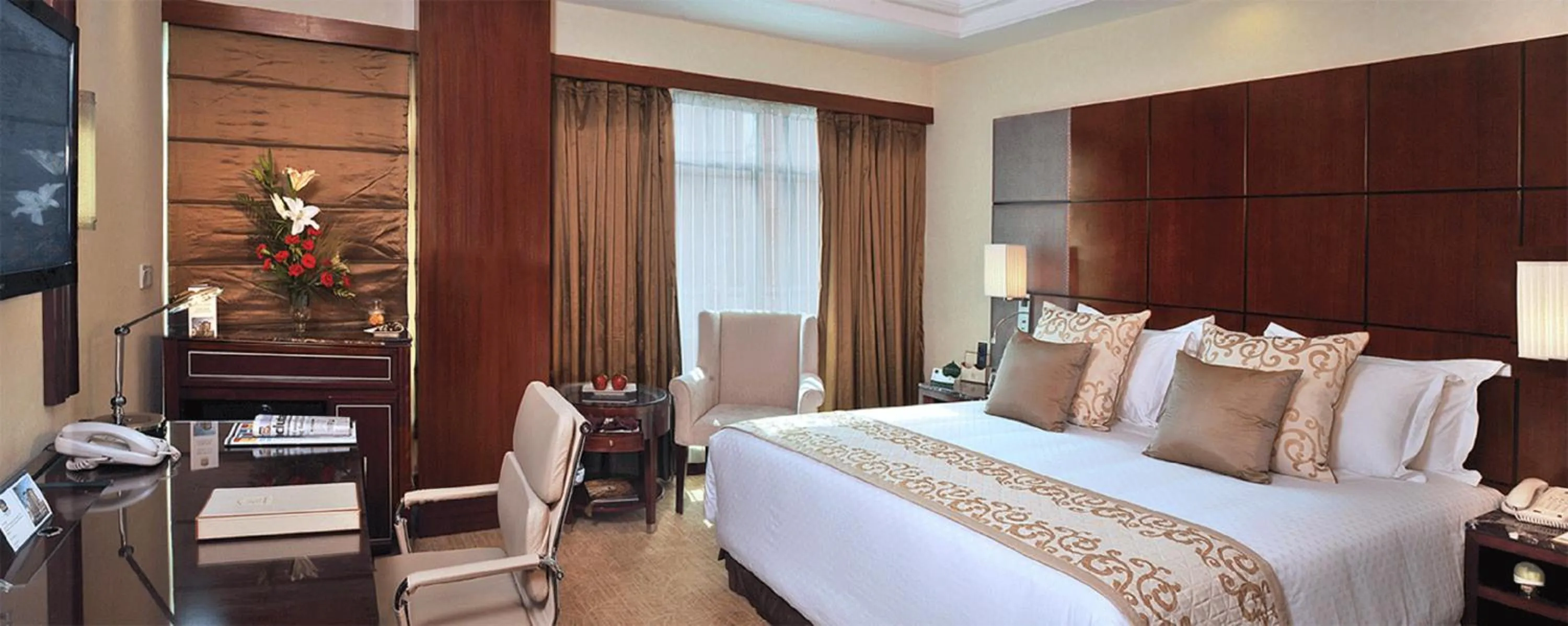 Bed in SkyCity Hotel Gurgaon