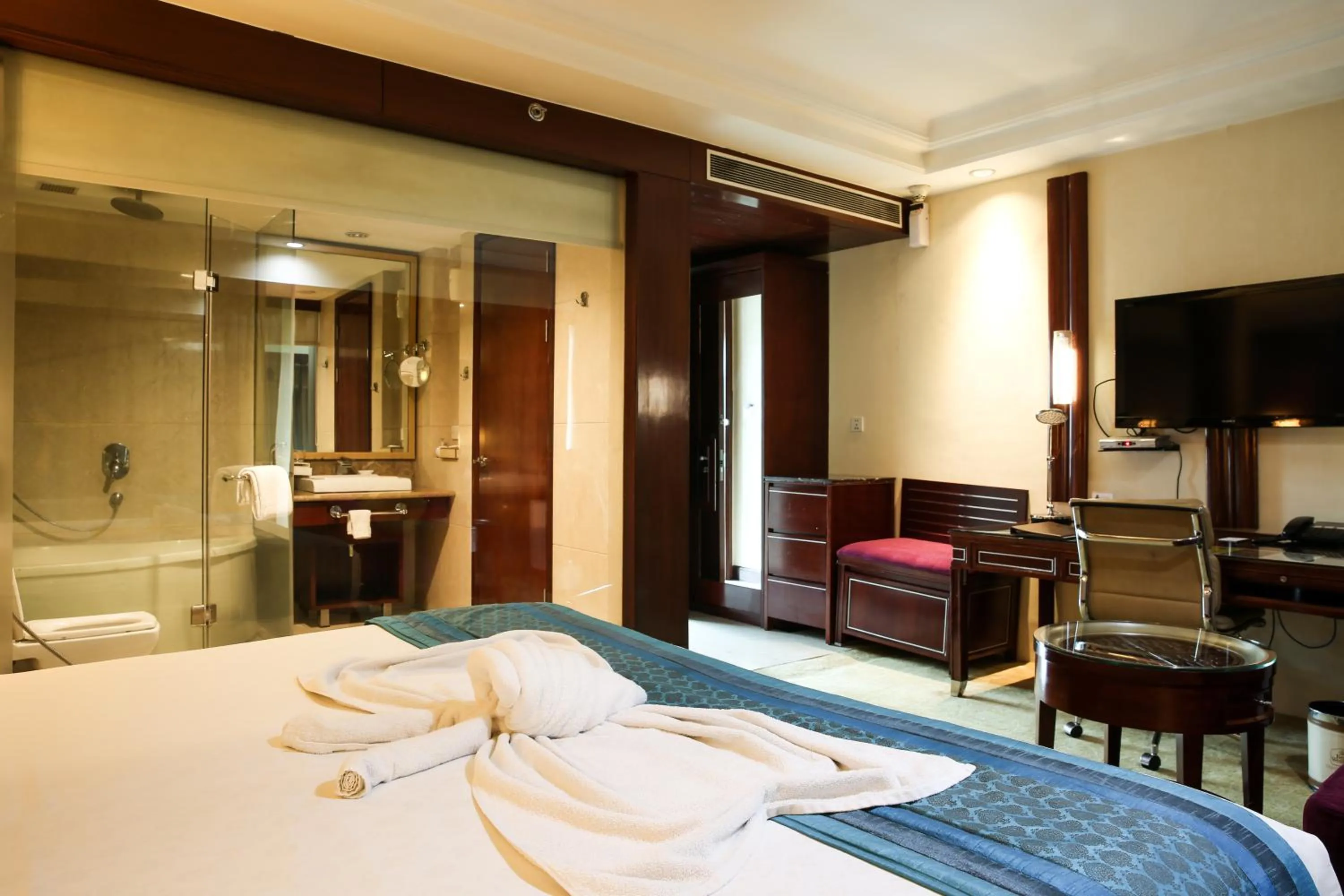 Dining area, Bed in SkyCity Hotel Gurgaon