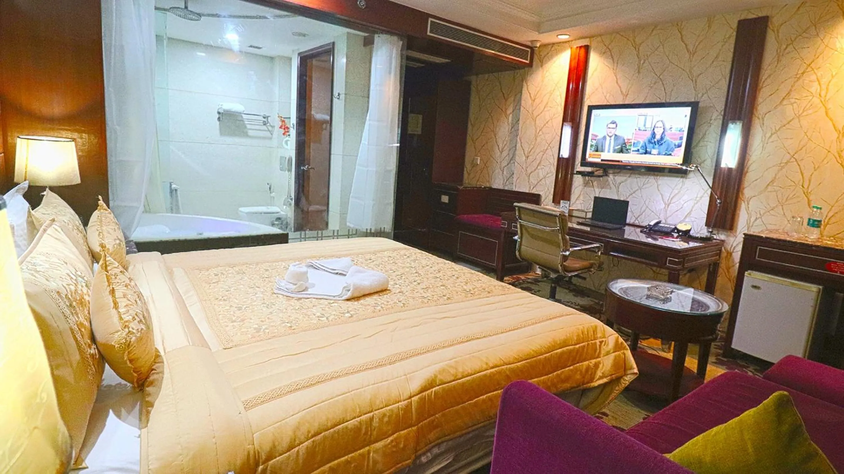 TV and multimedia, Bed in SkyCity Hotel Gurgaon