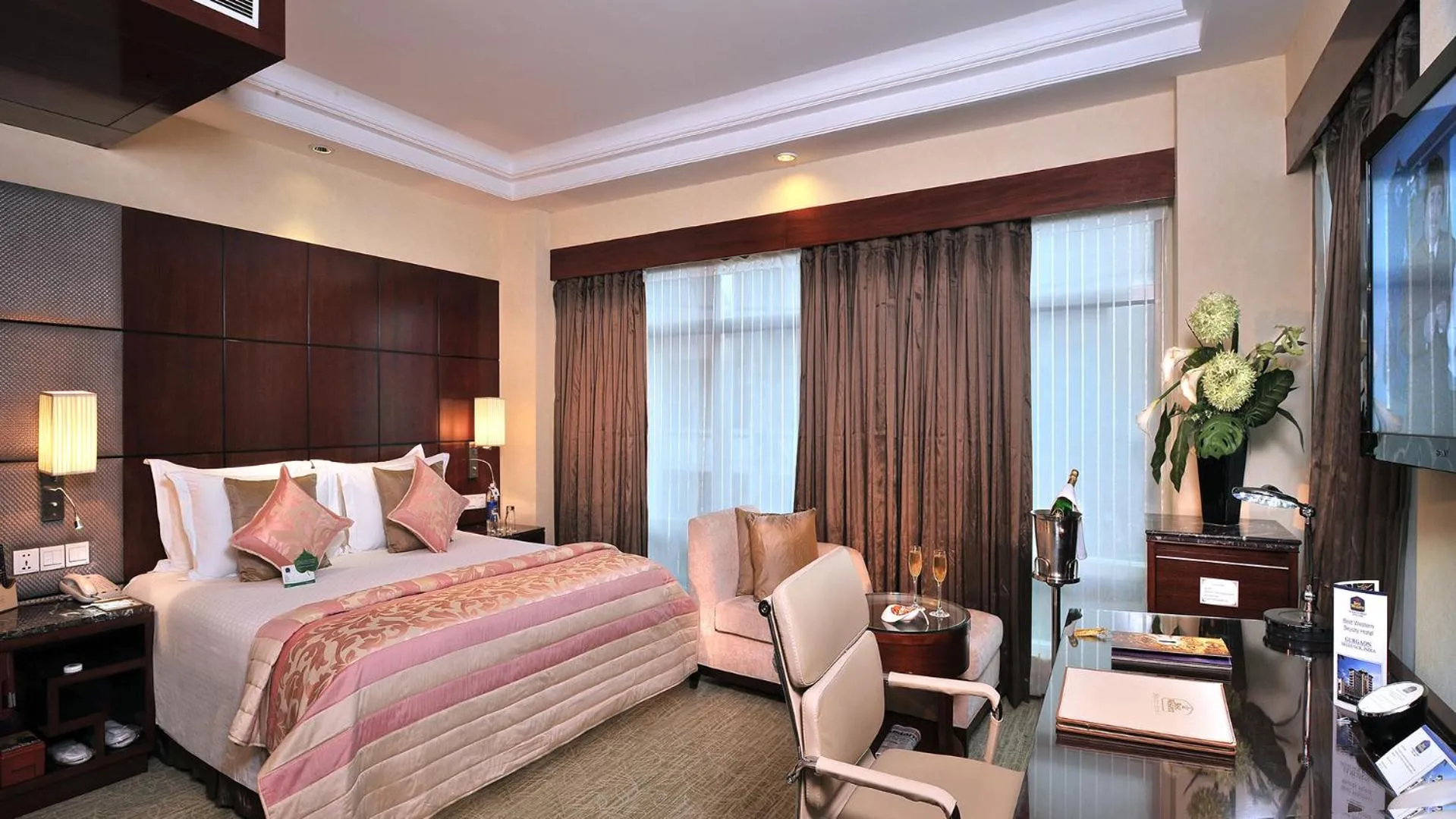 Bedroom, Bed in SkyCity Hotel Gurgaon