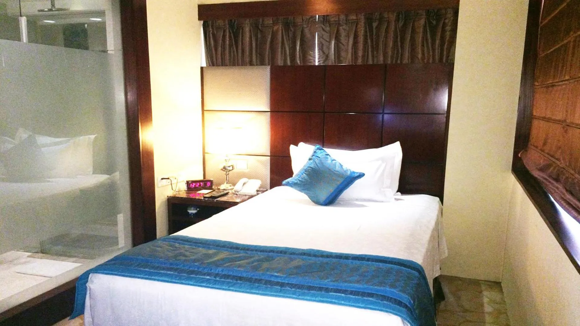 Living room, Bed in SkyCity Hotel Gurgaon