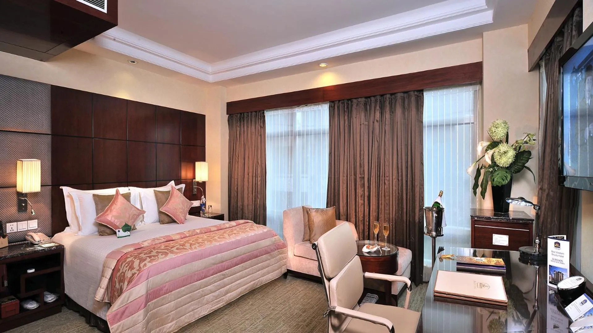 Bedroom, Bed in SkyCity Hotel Gurgaon