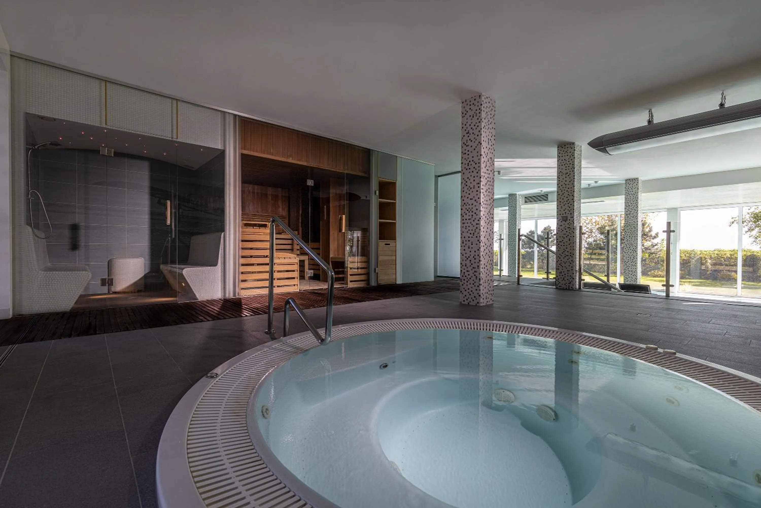 Hot Tub in Hotel Meridian