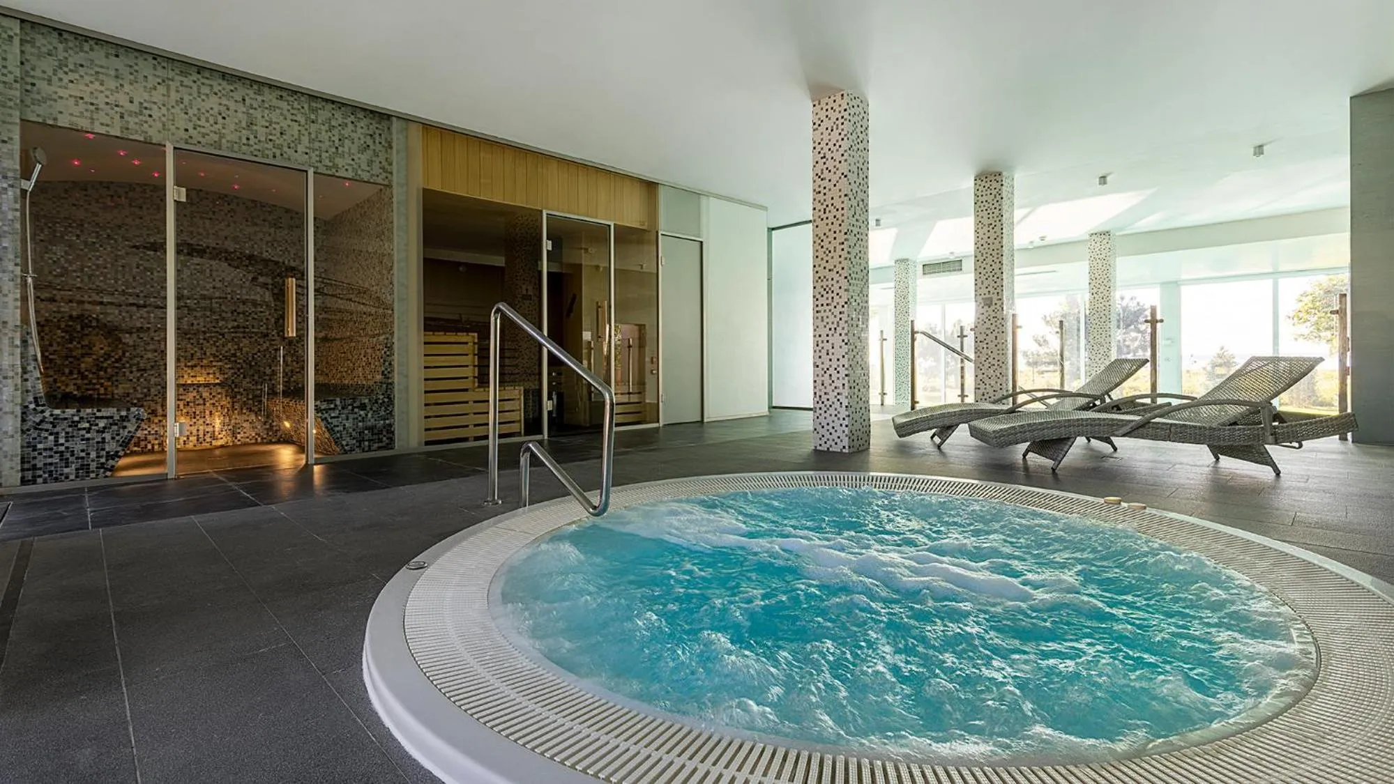 Hot Tub in Hotel Meridian