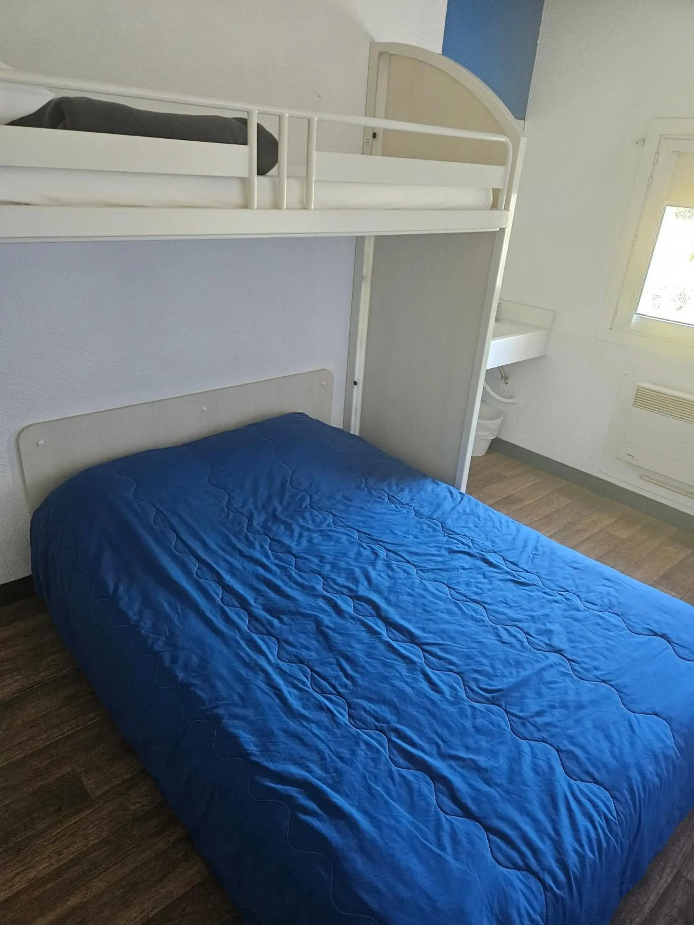 Double Room with Shared Bathroom in Hotel Class'Eco Carcassonne Double Room with Shared Bathroom in Hotel Class'Eco Carcassonne