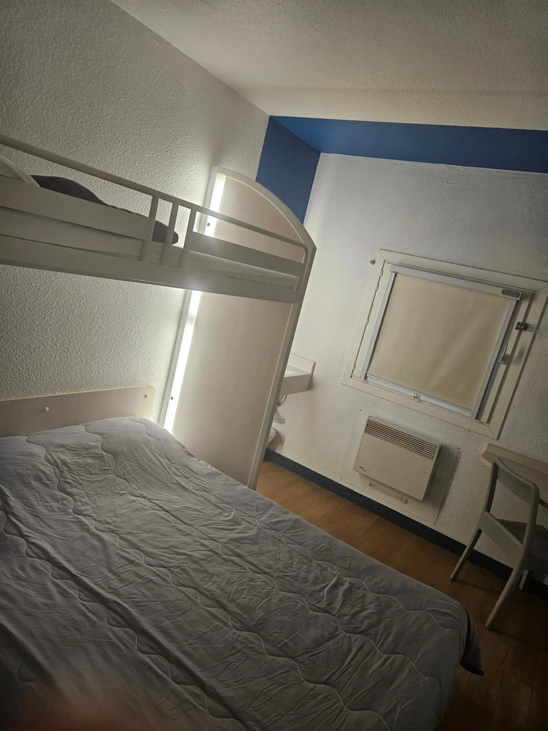 Double Room with Shared Bathroom in Hotel Class'Eco Carcassonne Double Room with Shared Bathroom in Hotel Class'Eco Carcassonne