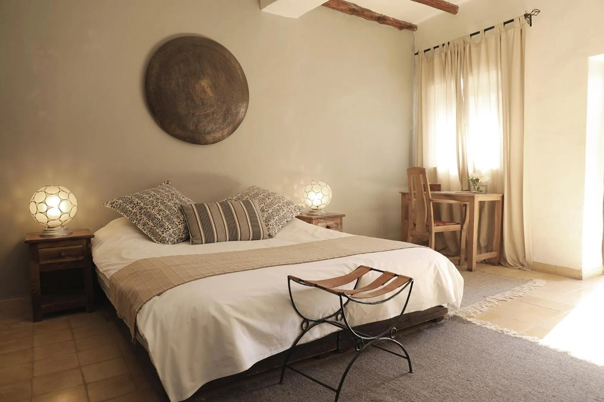 Bed in Le Petit Hôtel du Flouka