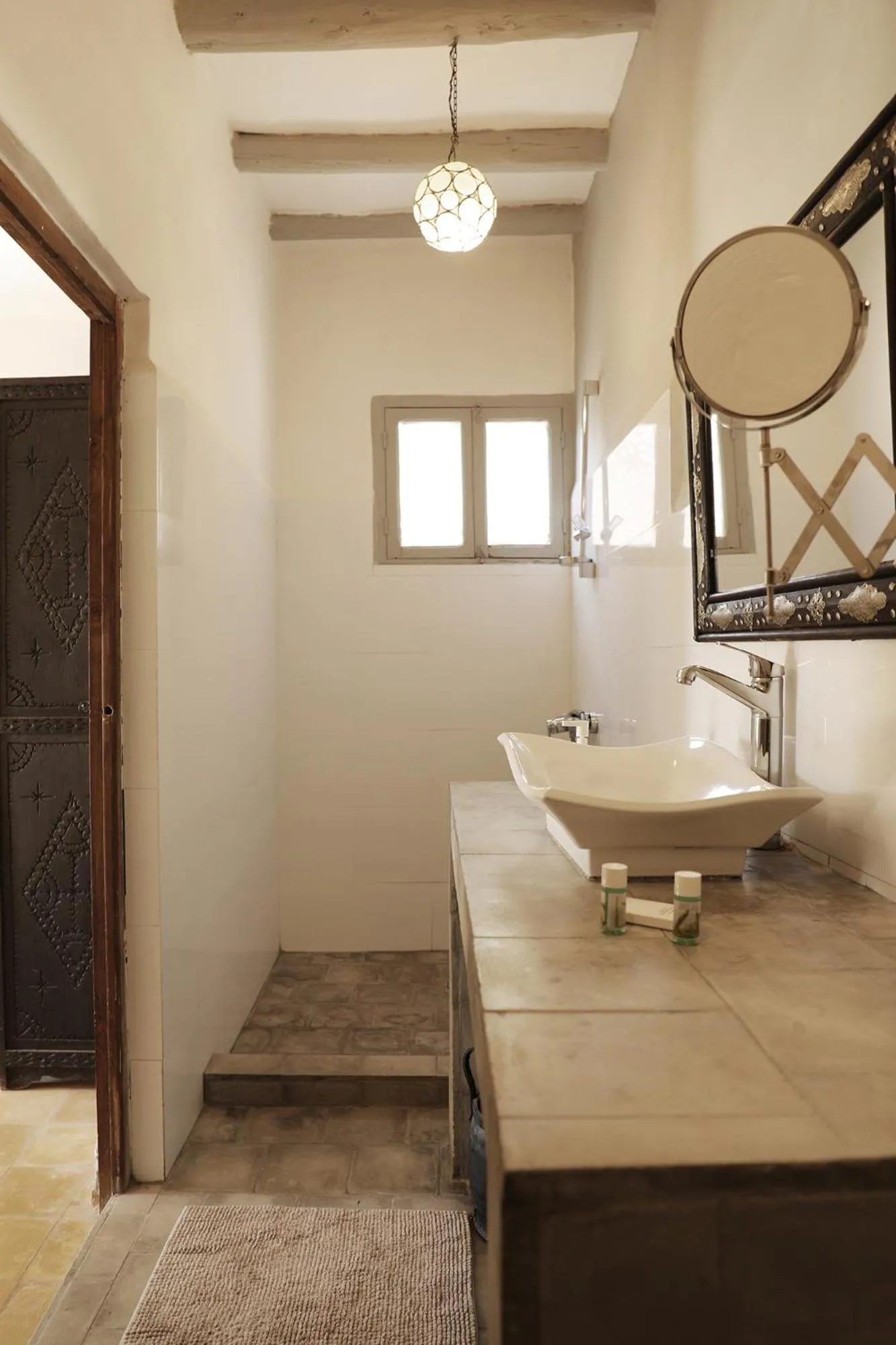 Shower in Le Petit Hôtel du Flouka