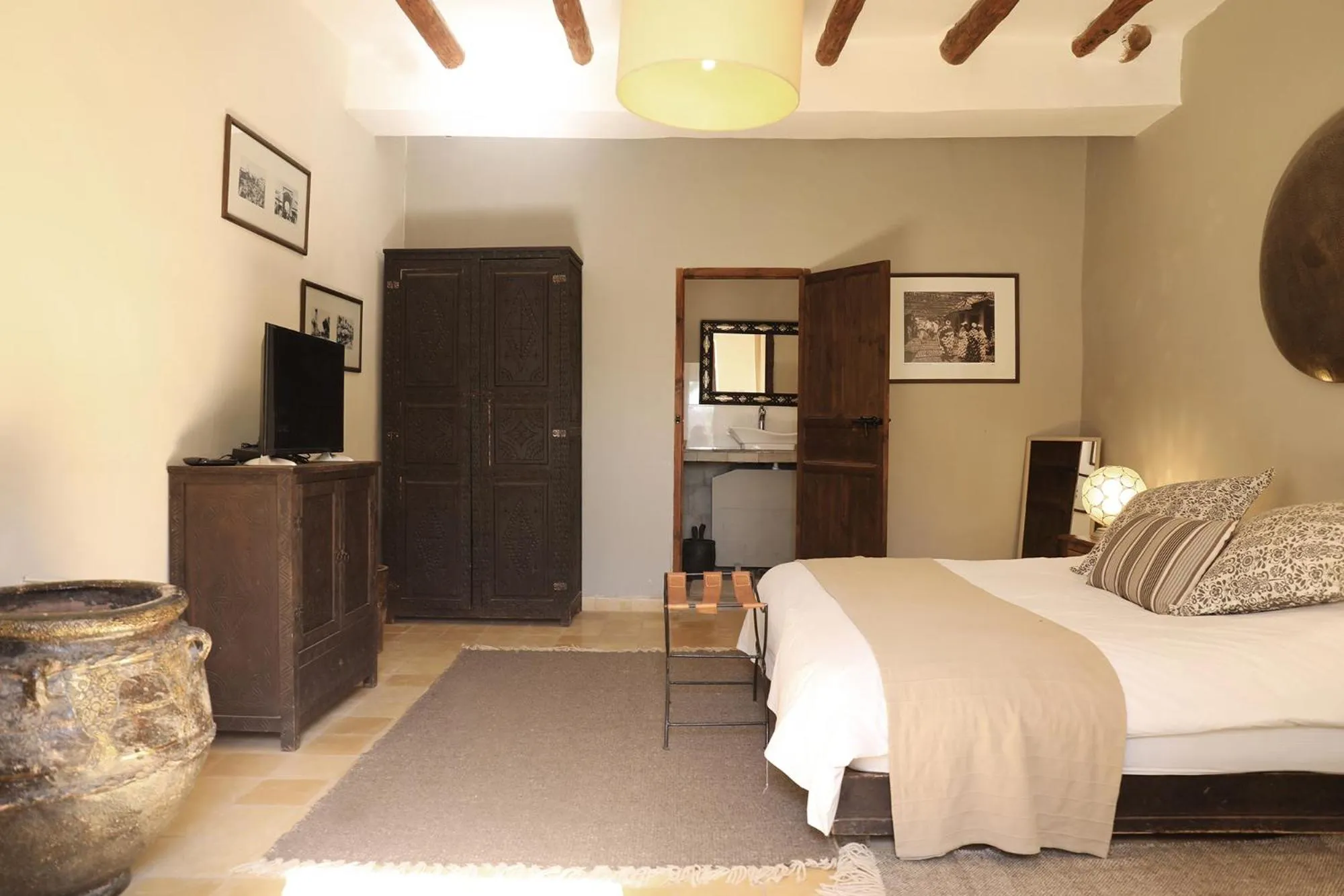 Photo of the whole room, Bed in Le Petit Hôtel du Flouka