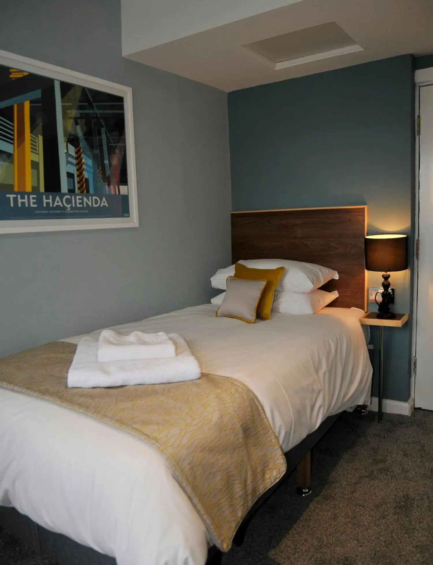 Bed in The Coach Hotel Bed in The Coach Hotel