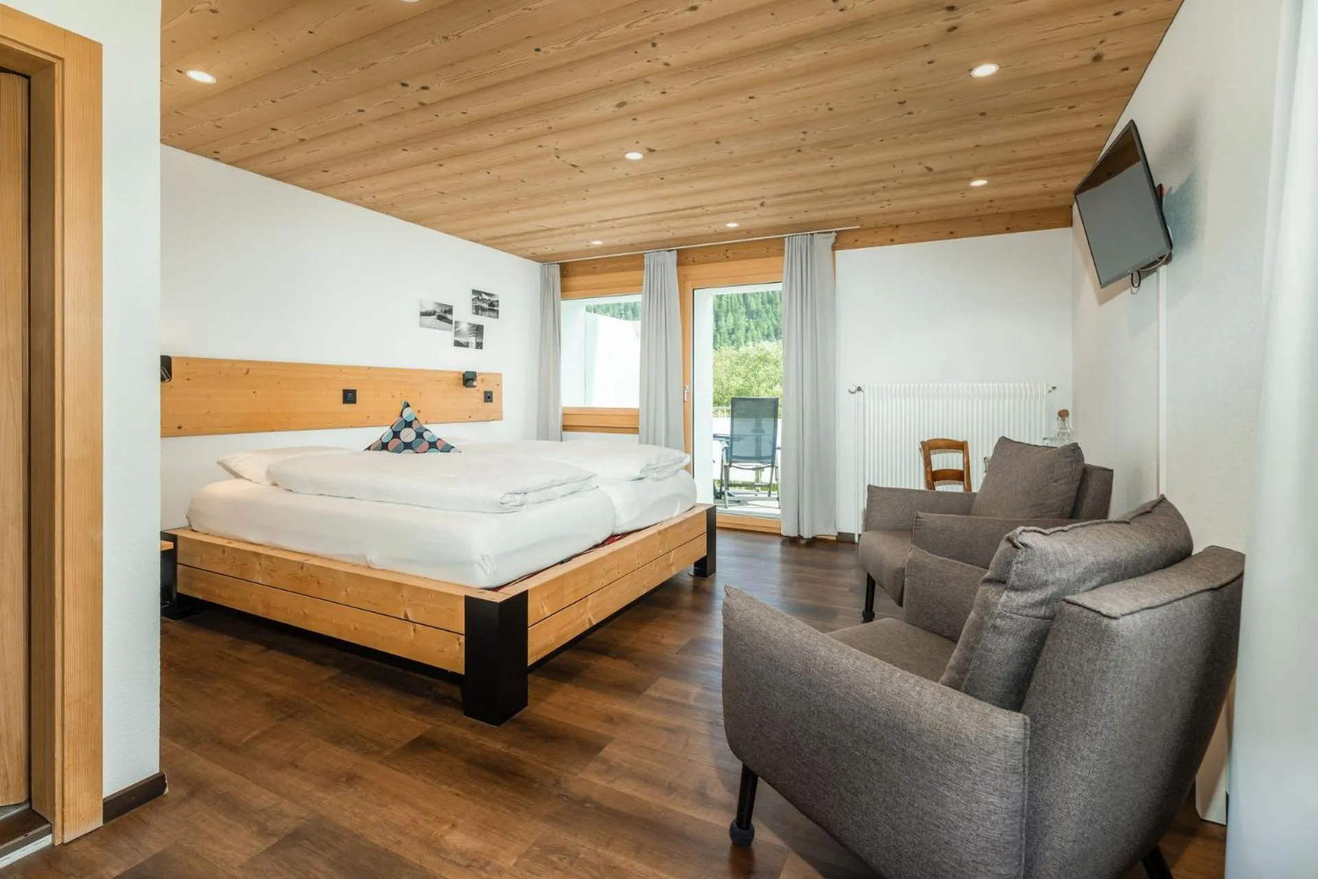 Photo of the whole room, Bed in Hotel Furka