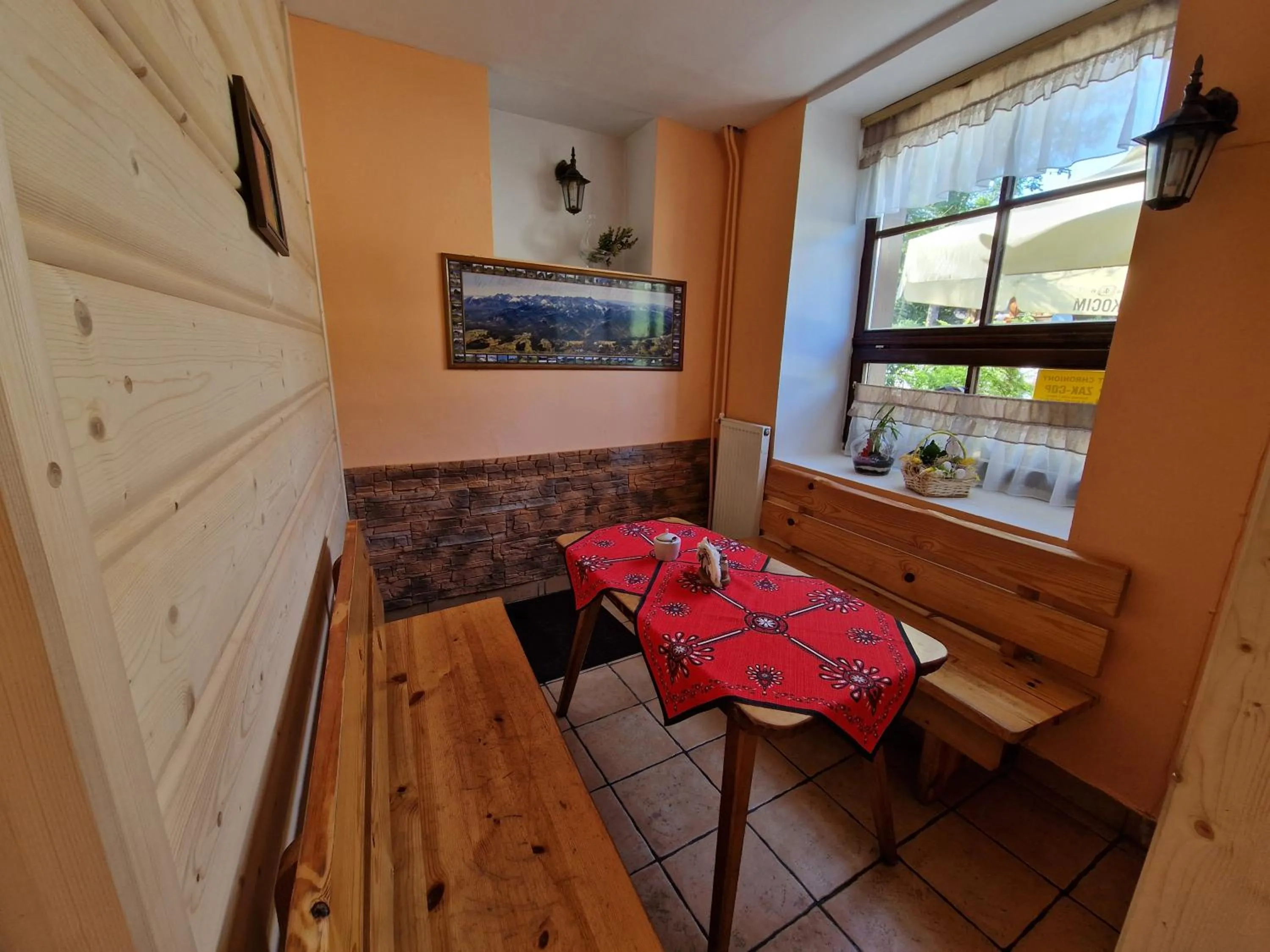 Restaurant/places to eat in Willa Pod Piórem