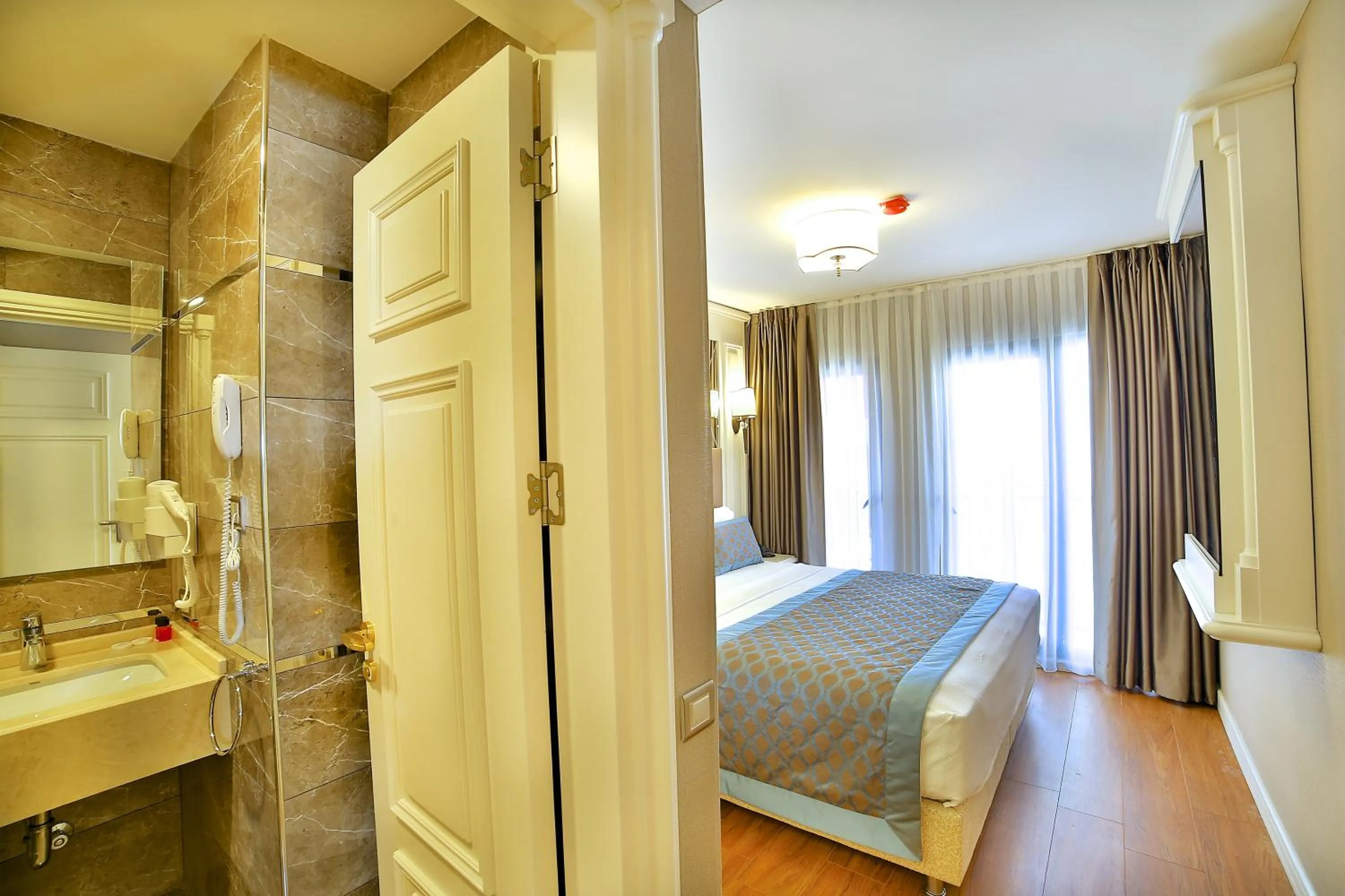 Shower in Beethoven Hotel & Suite