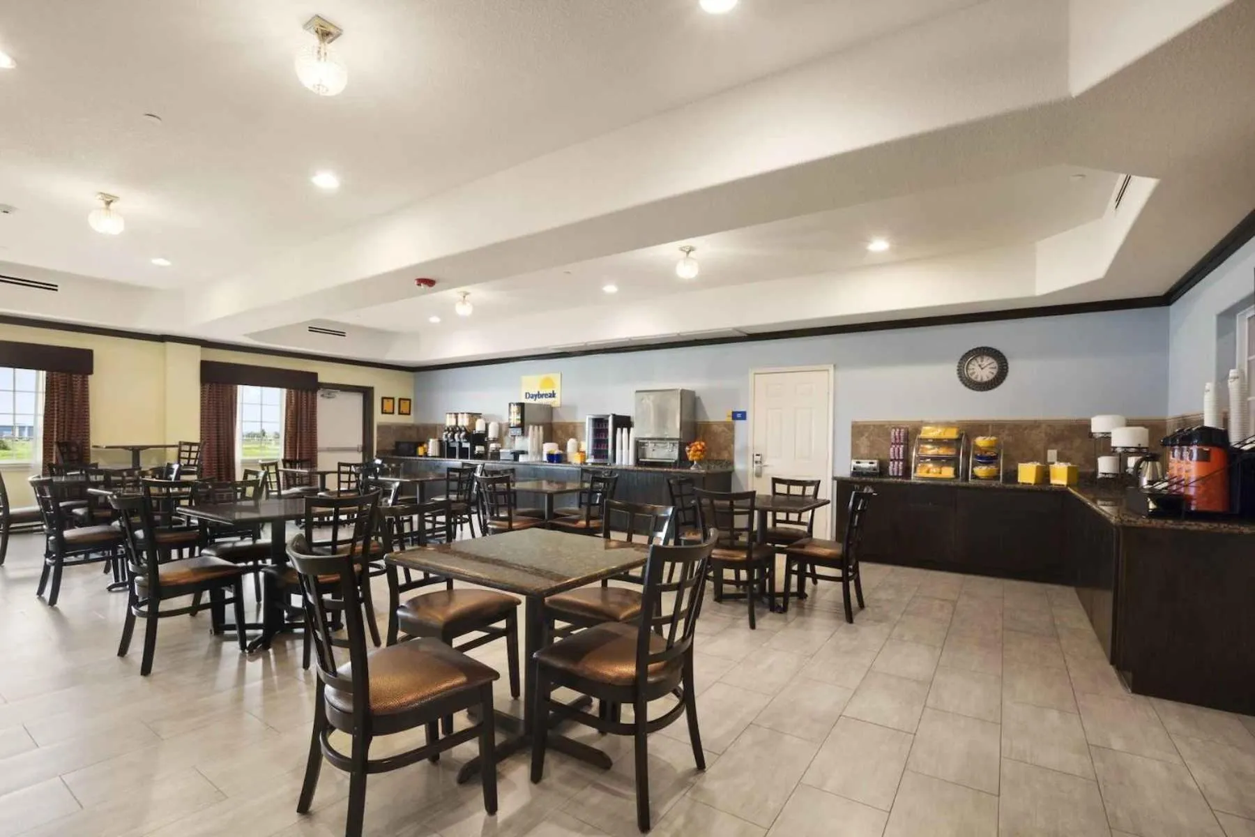 Restaurant/places to eat in Days Inn & Suites by Wyndham Galveston West/Seawall