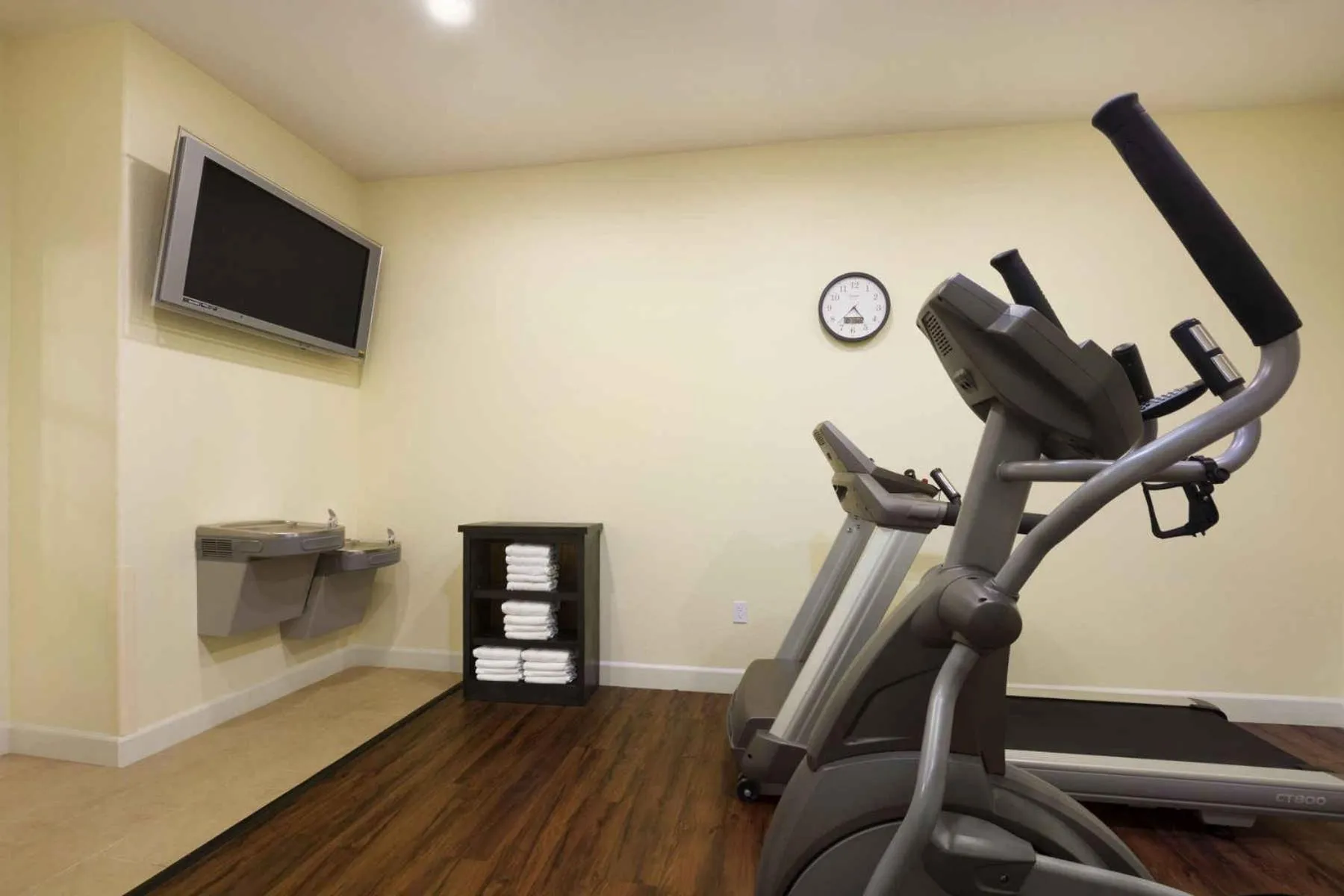 Fitness centre/facilities in Days Inn & Suites by Wyndham Galveston West/Seawall
