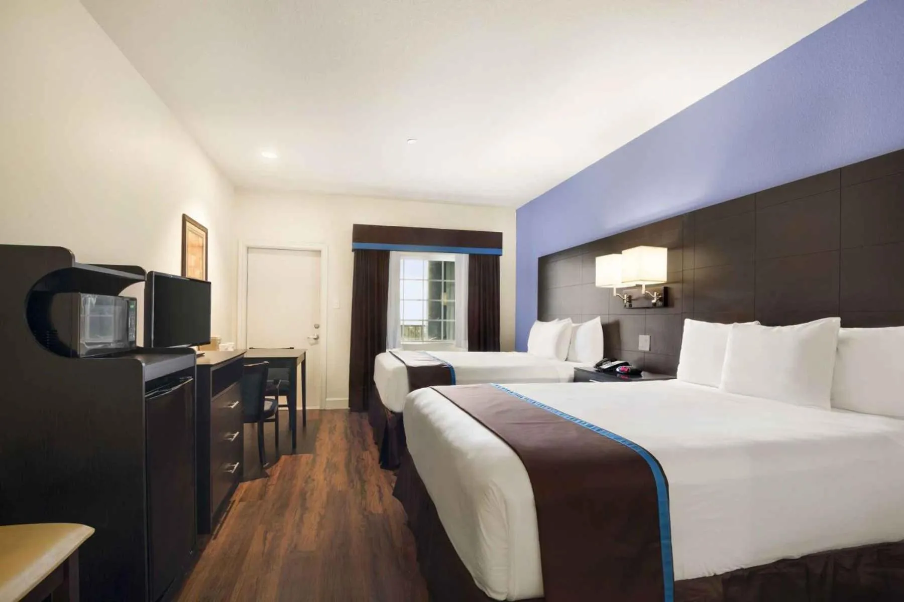 Bed in Days Inn & Suites by Wyndham Galveston West/Seawall