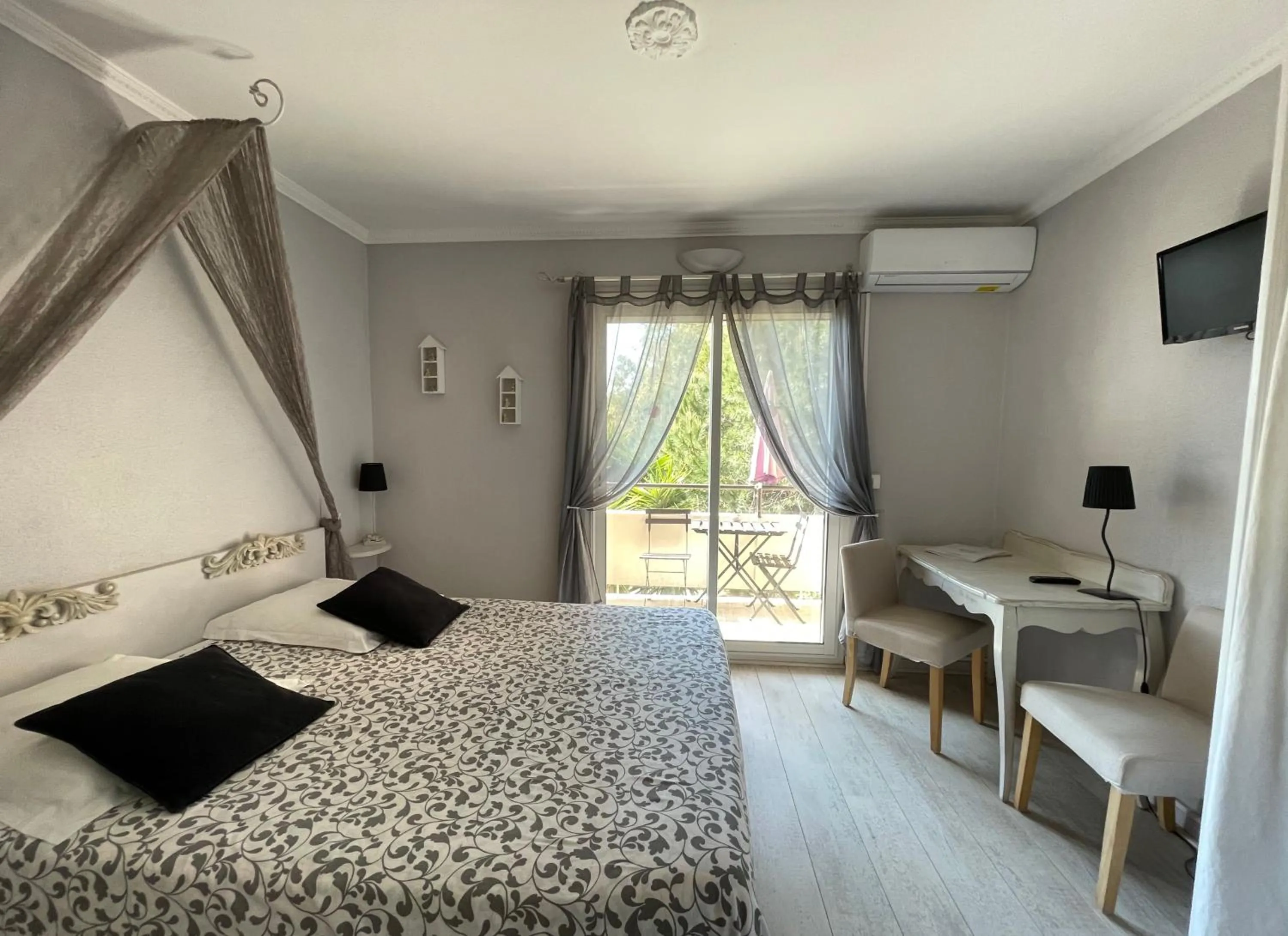 Photo of the whole room, Bed in Hotel L'Orangeraie