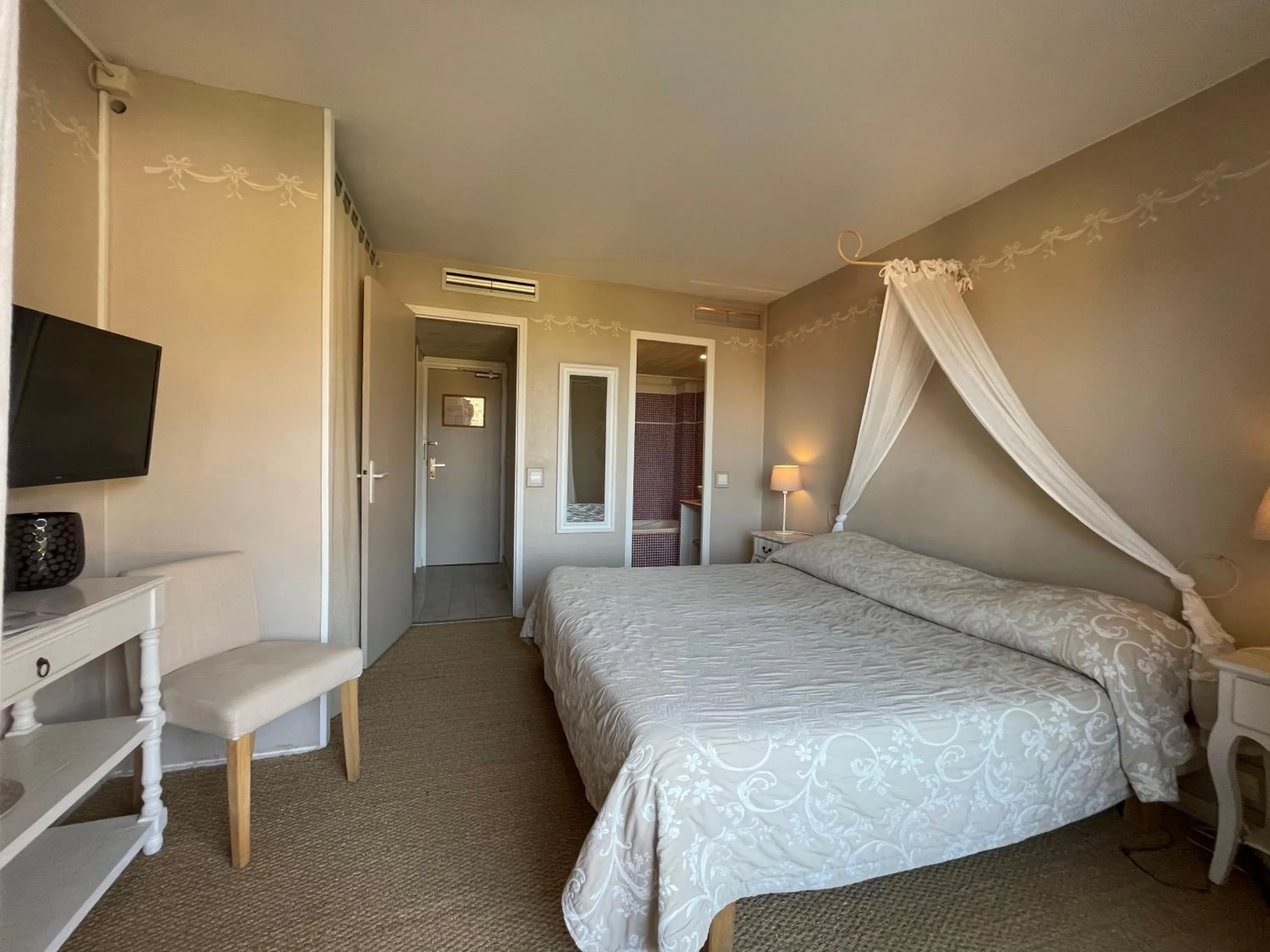 Photo of the whole room, Bed in Hotel L'Orangeraie