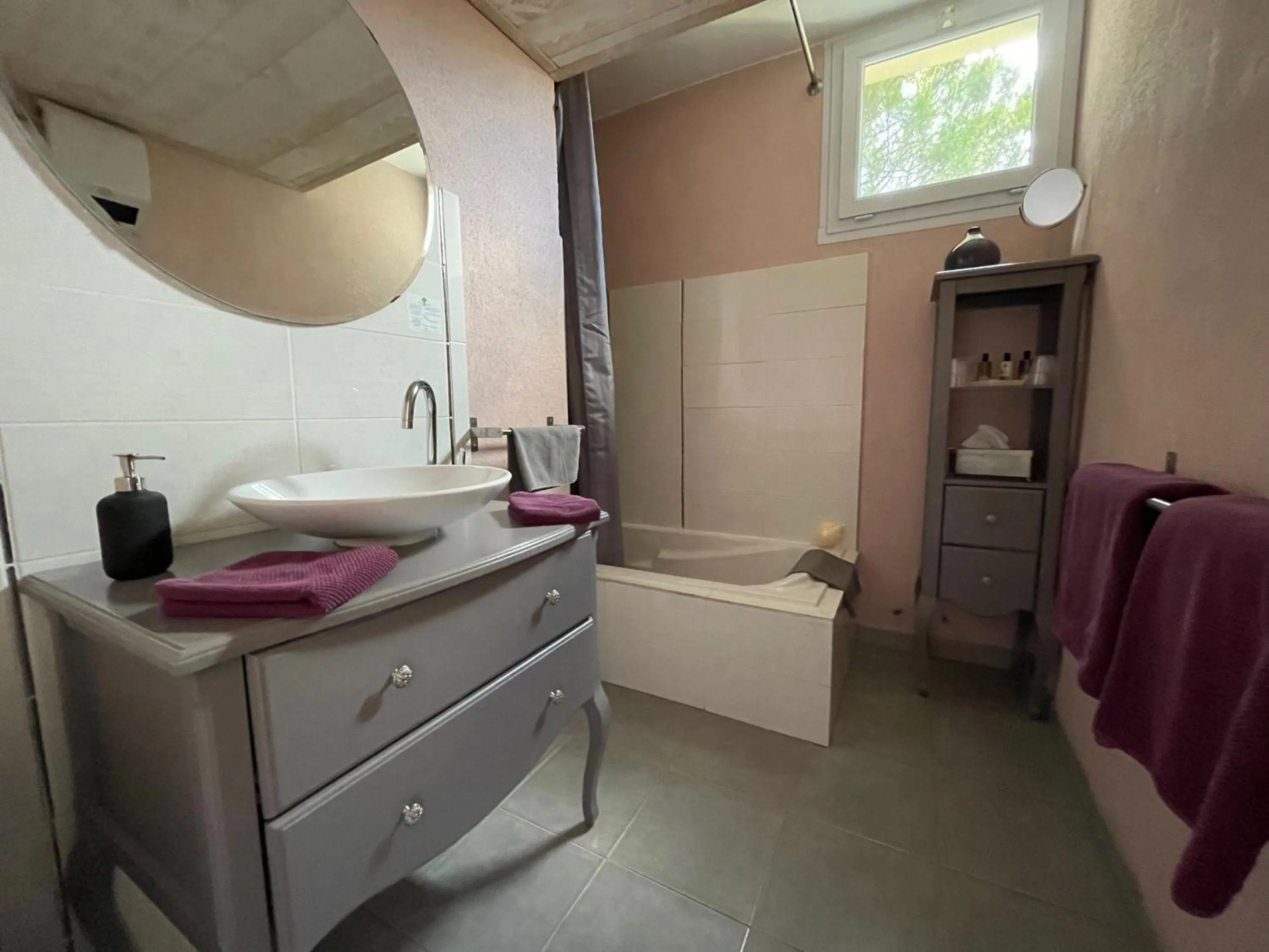 Bathroom in Hotel L'Orangeraie