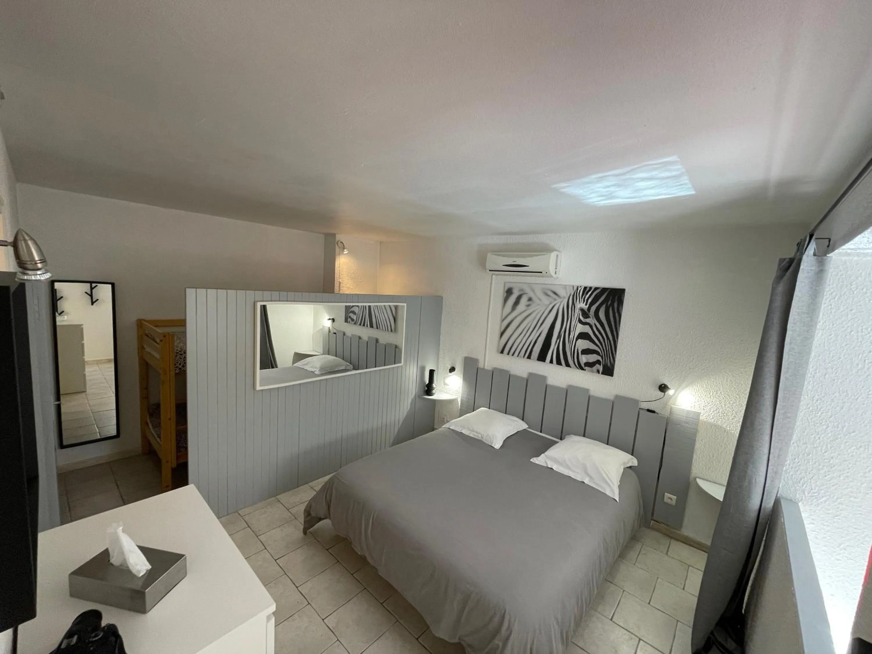 Photo of the whole room, Bed in Hotel L'Orangeraie