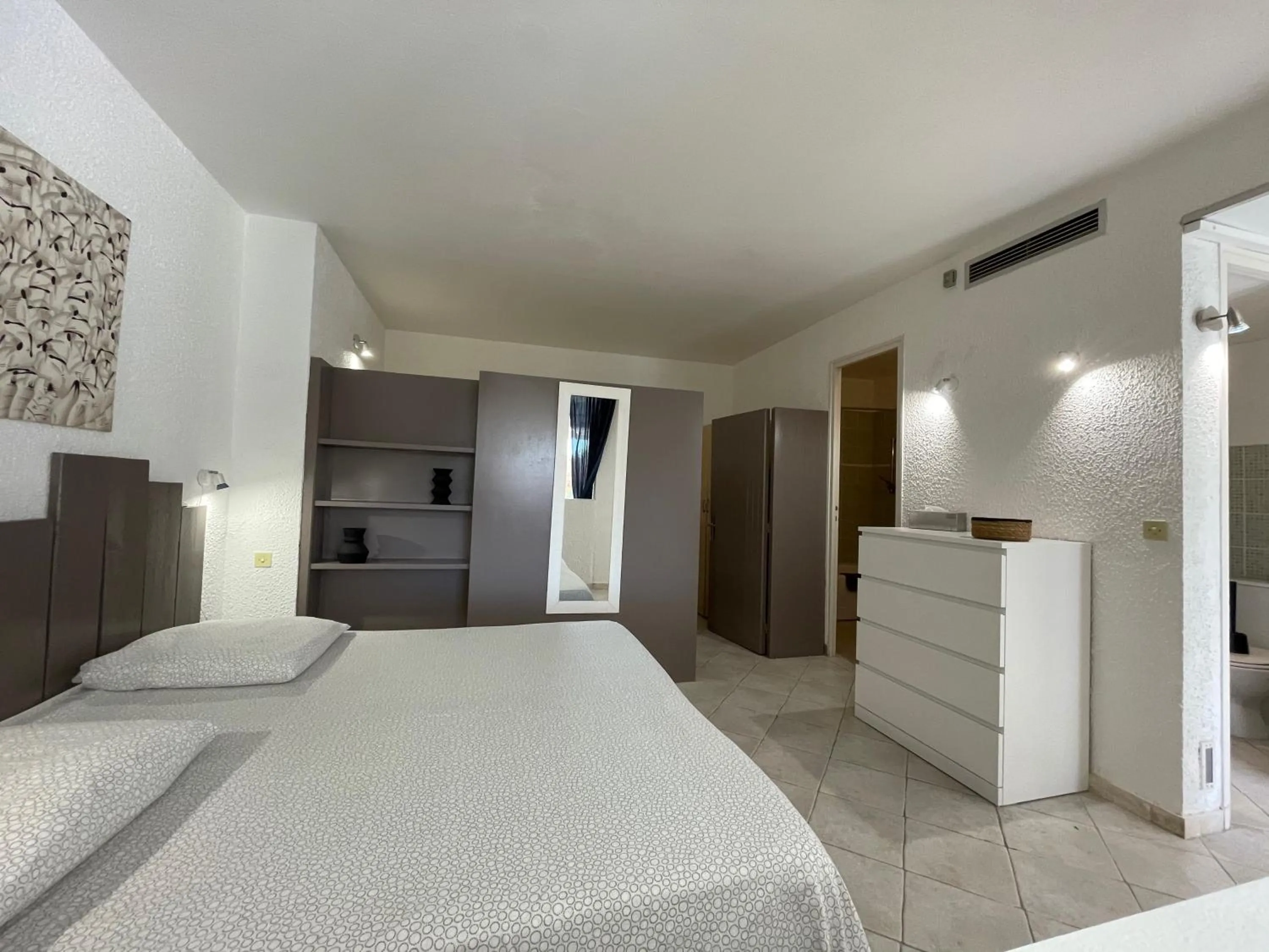 Photo of the whole room, Bed in Hotel L'Orangeraie