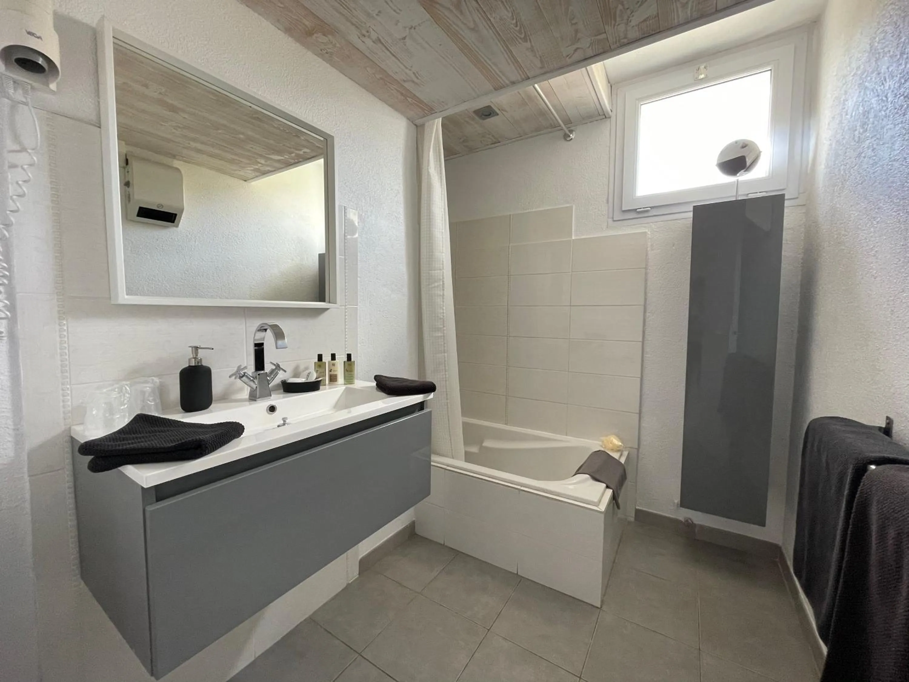 Bathroom in Hotel L'Orangeraie