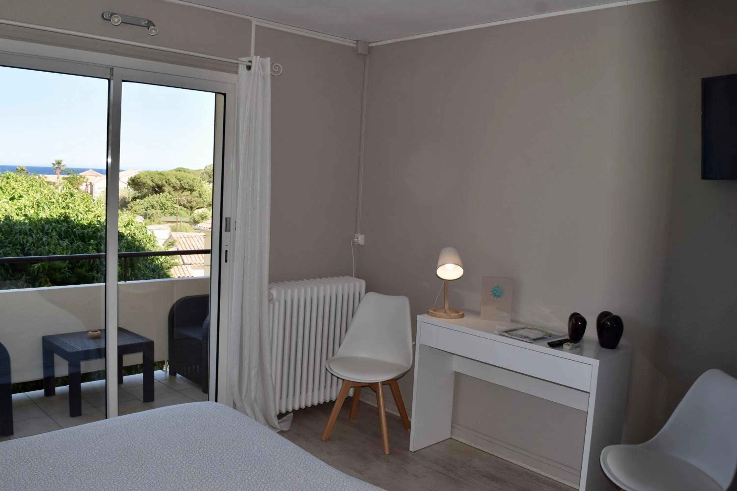 Balcony/Terrace, Bed in Hotel L'Orangeraie