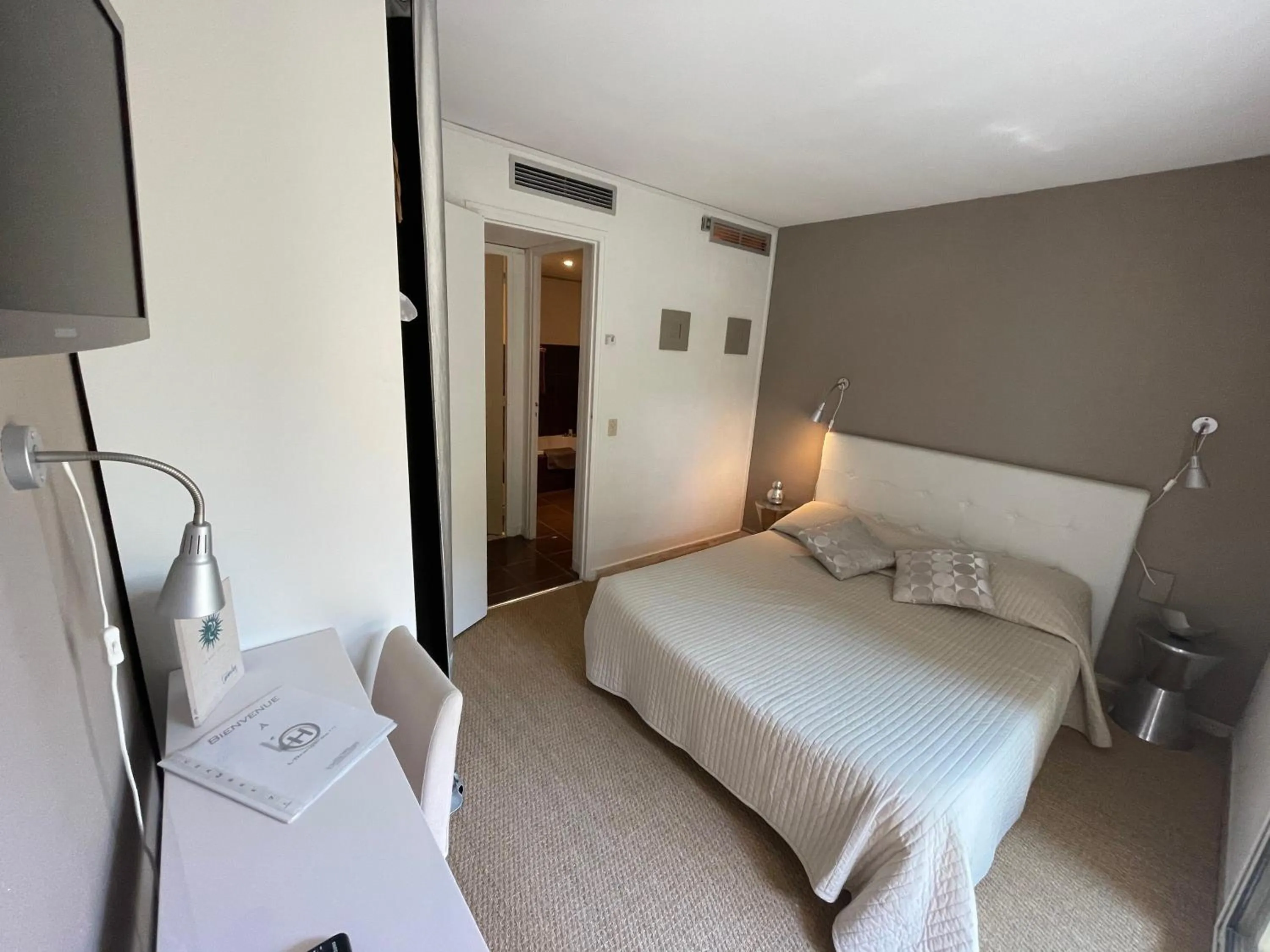 Photo of the whole room, Bed in Hotel L'Orangeraie