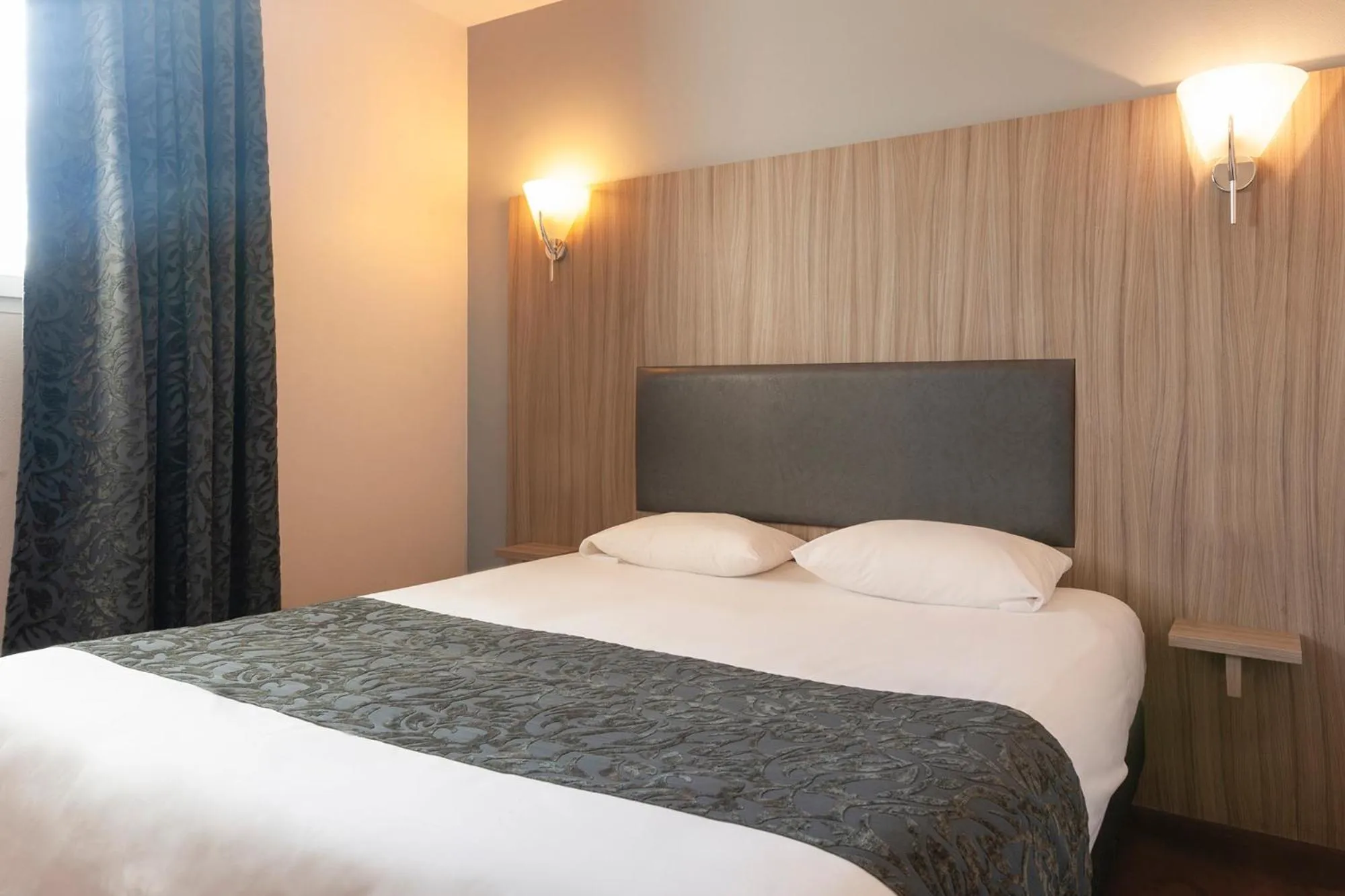 Bed in BRIT HOTEL CONFORT ALEXIA - La Souterraine