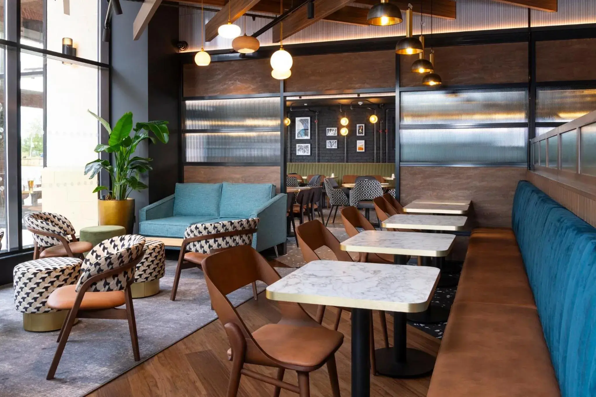 Lounge or bar in Holiday Inn Derby Riverlights by IHG Lounge or bar in Holiday Inn Derby Riverlights by IHG