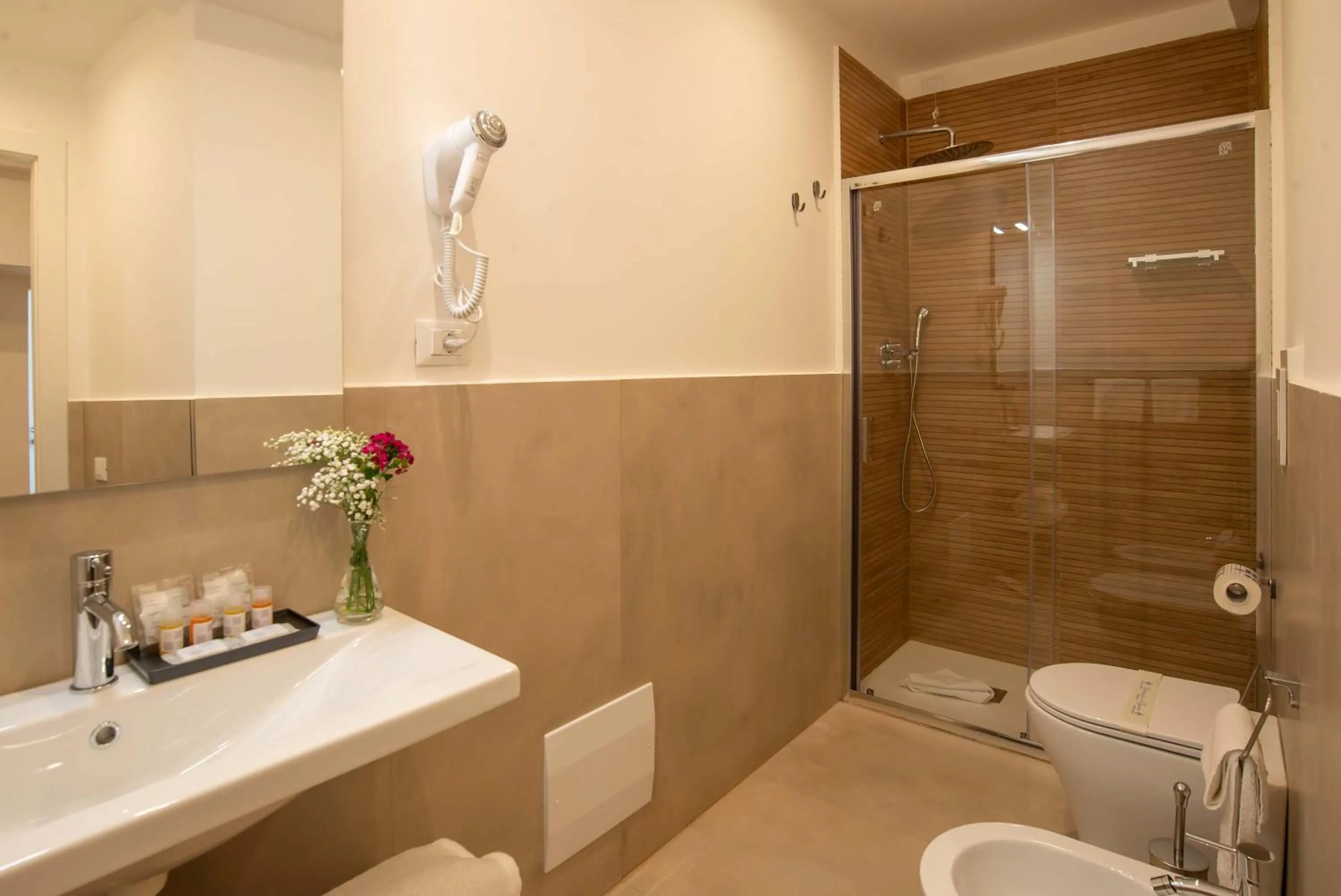 Shower in Navona Essence Hotel